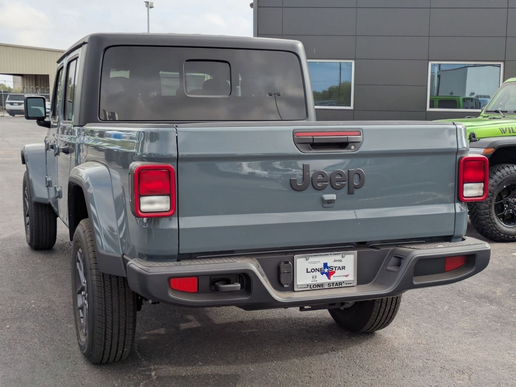 New 2025 Jeep Gladiator SPORT S 4X4 Pickup