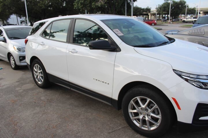 2023 Chevrolet Equinox LS photo 2
