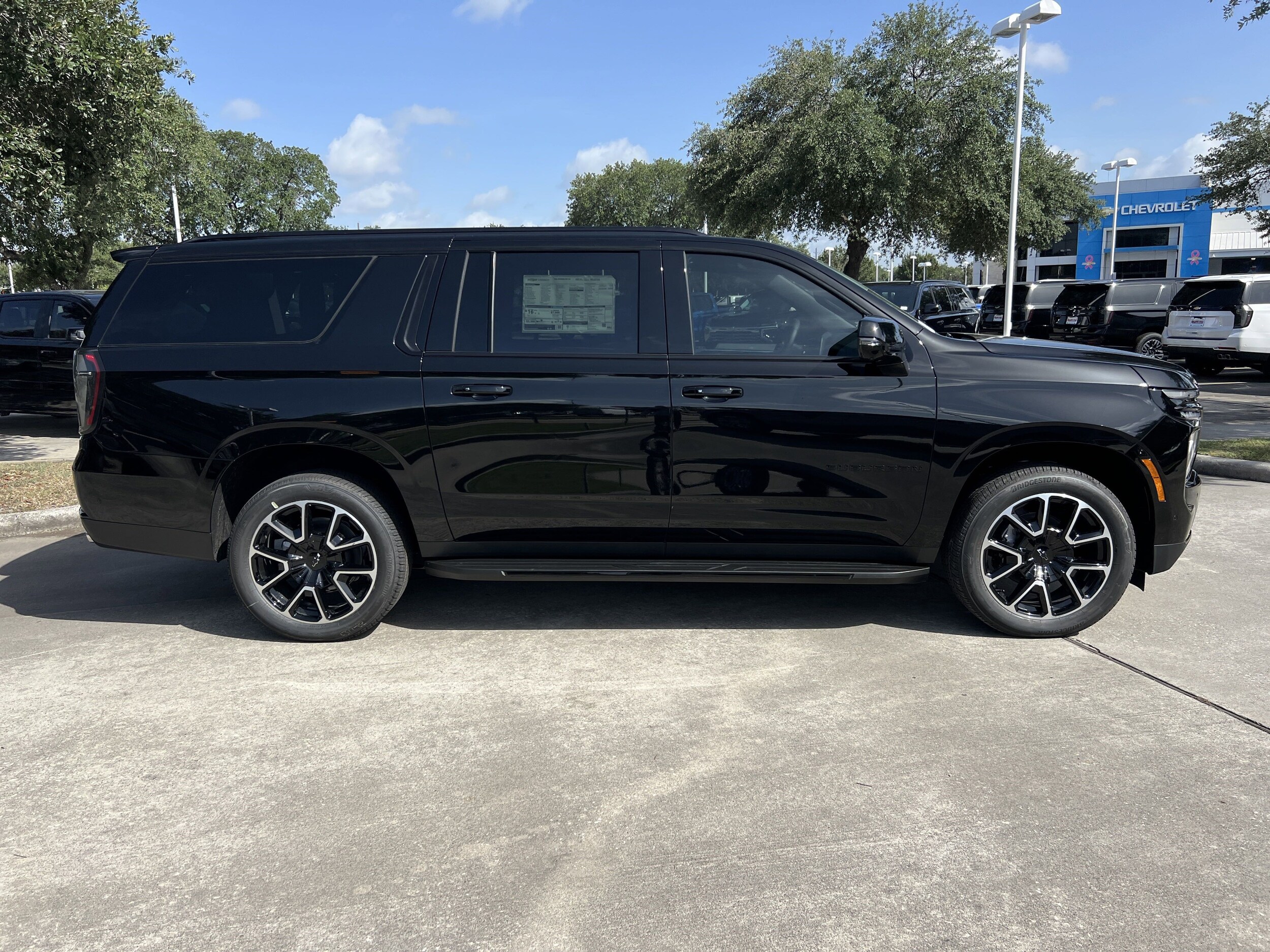 2025 Chevrolet Suburban RST photo 2