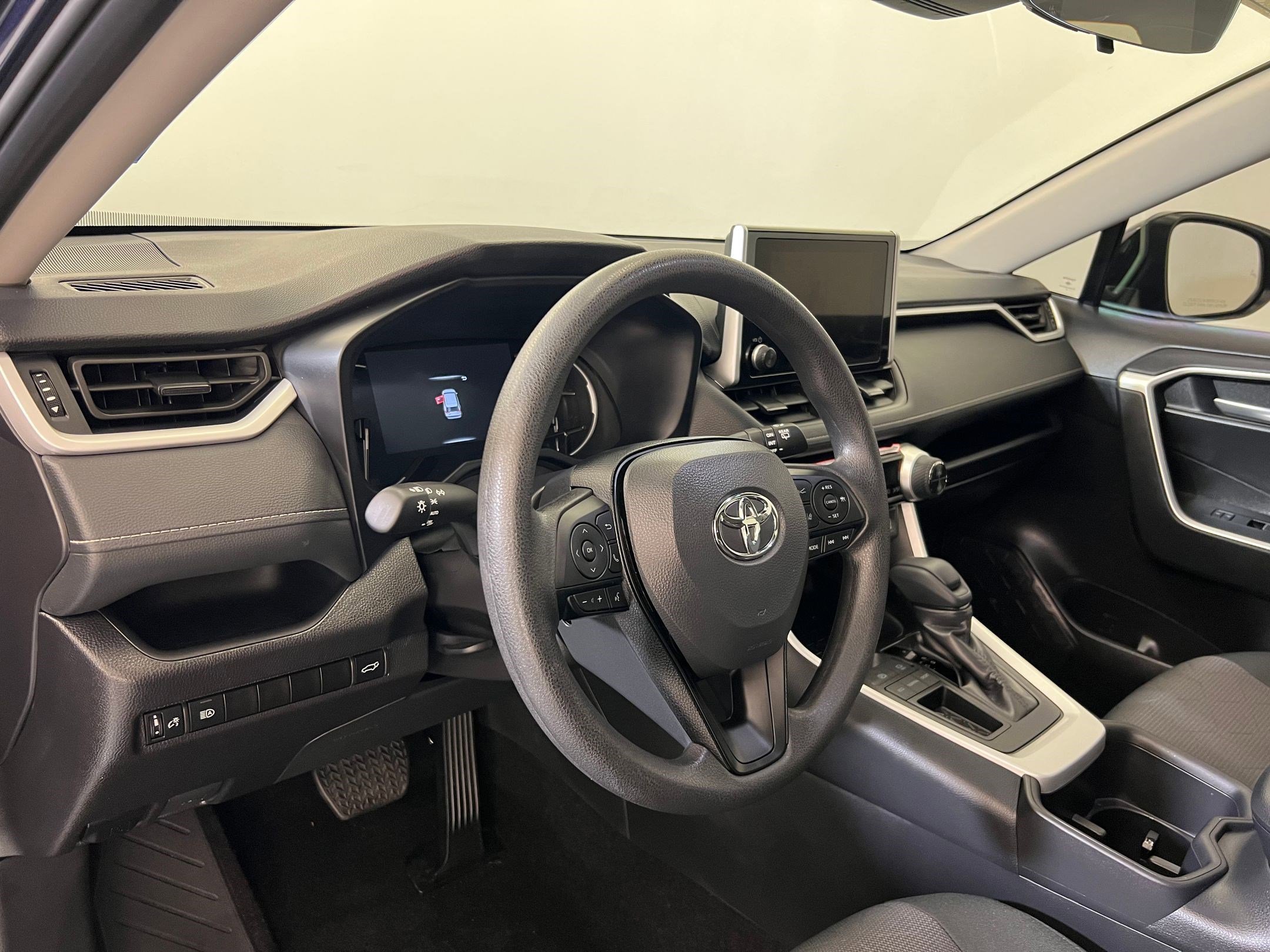 2025 Toyota RAV4 XLE photo 4