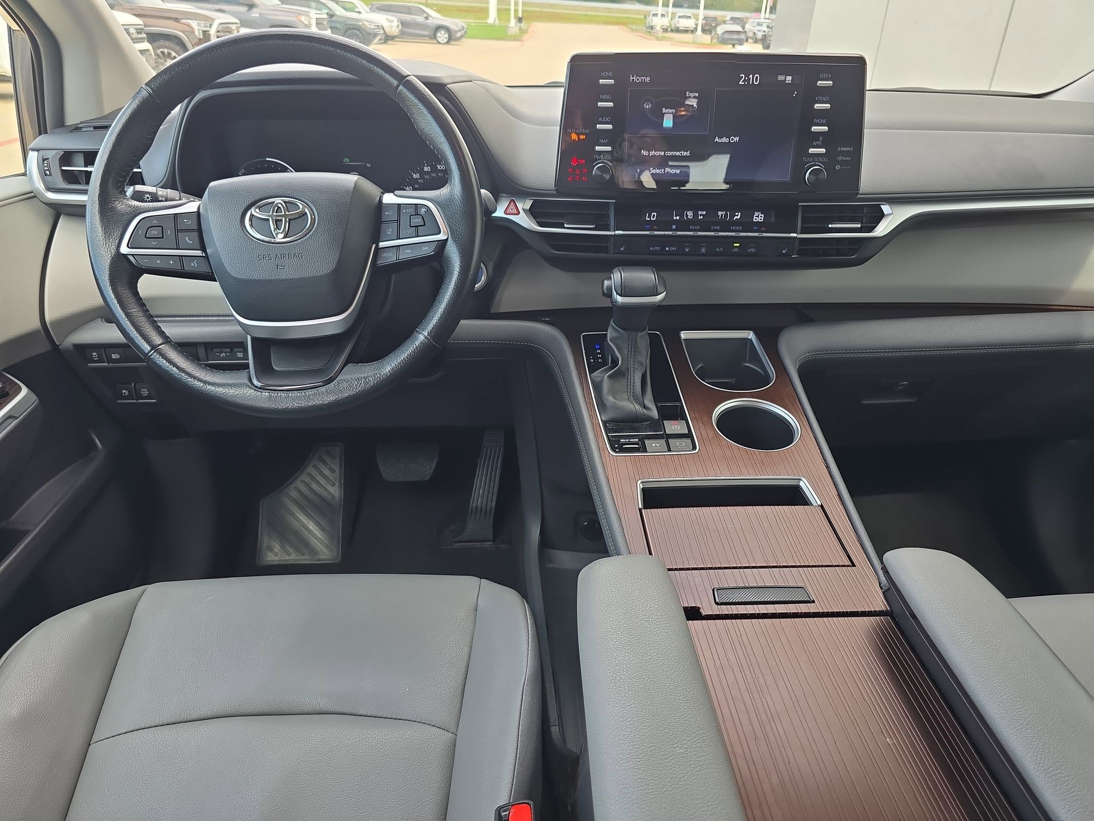 2024 Toyota Sienna XLE photo 3
