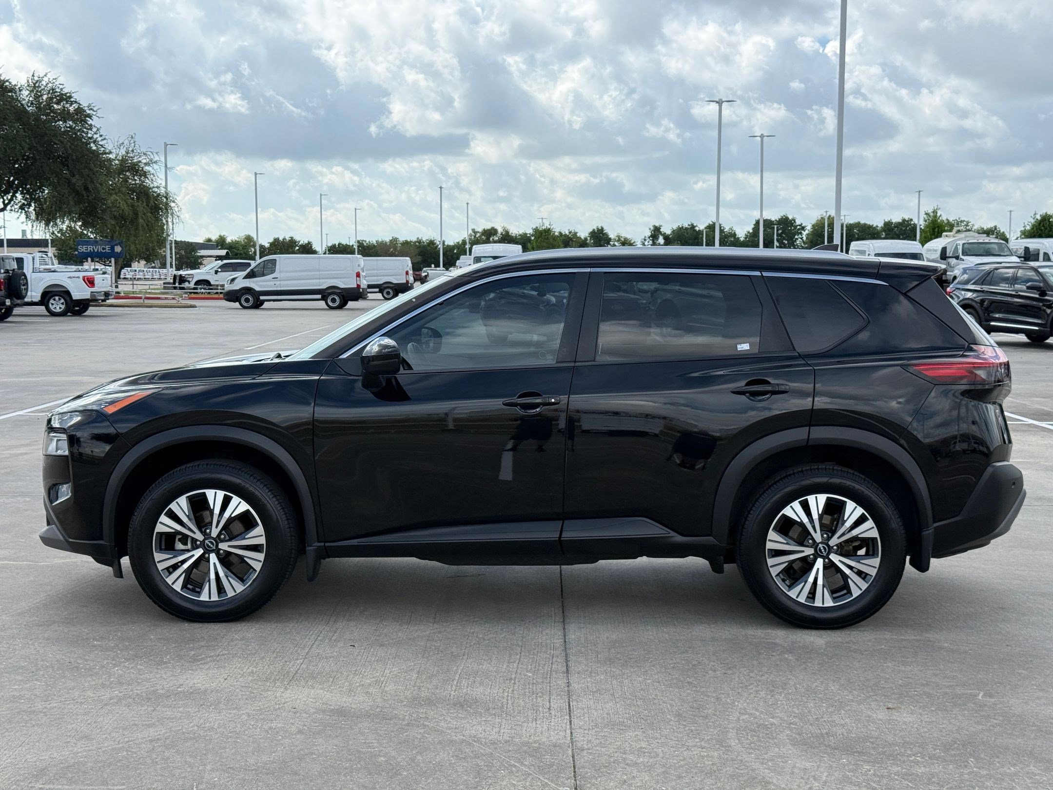 2022 Nissan Rogue SV photo 2