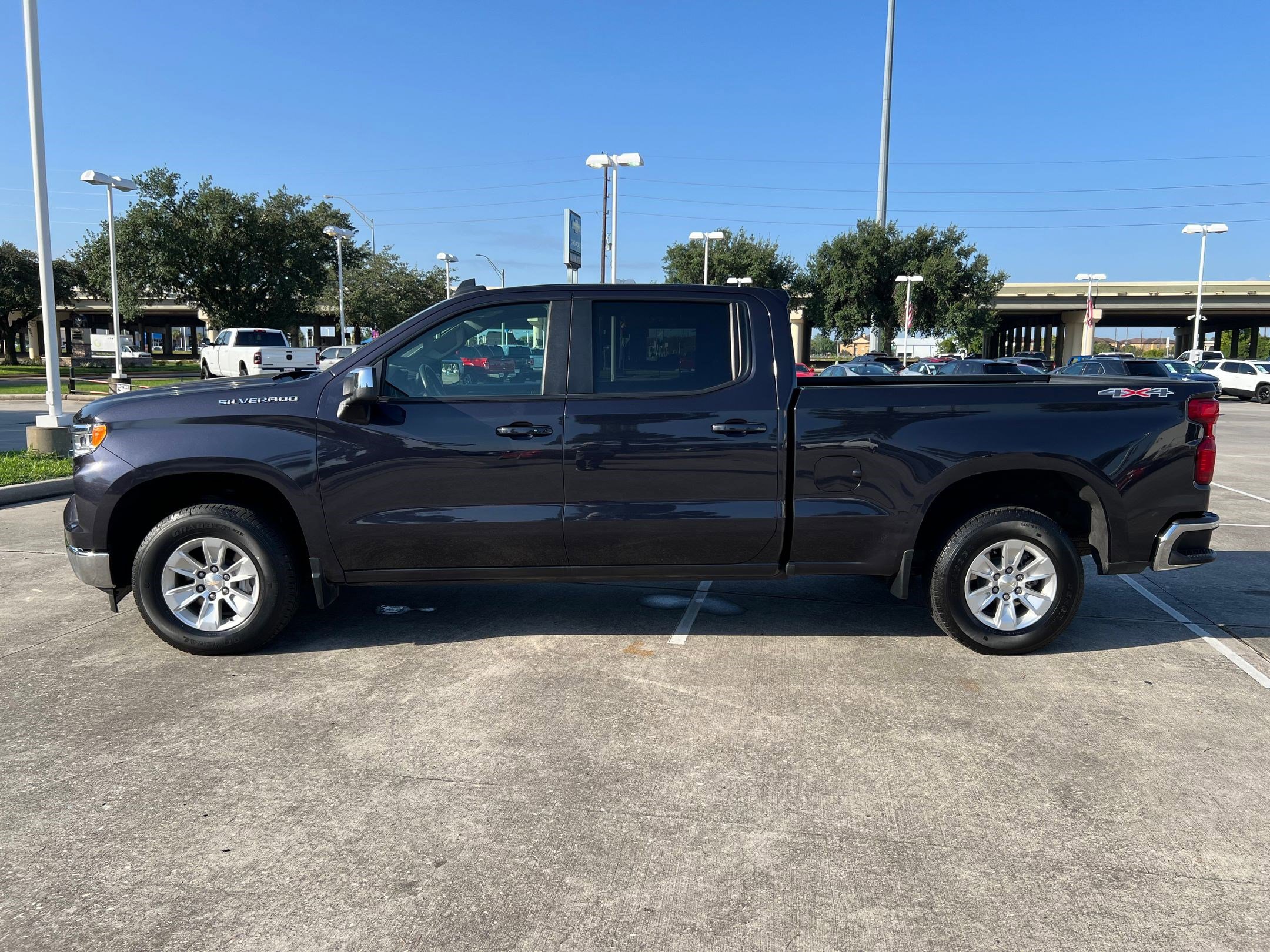 2023 Chevrolet Silverado 1500 LT photo 2
