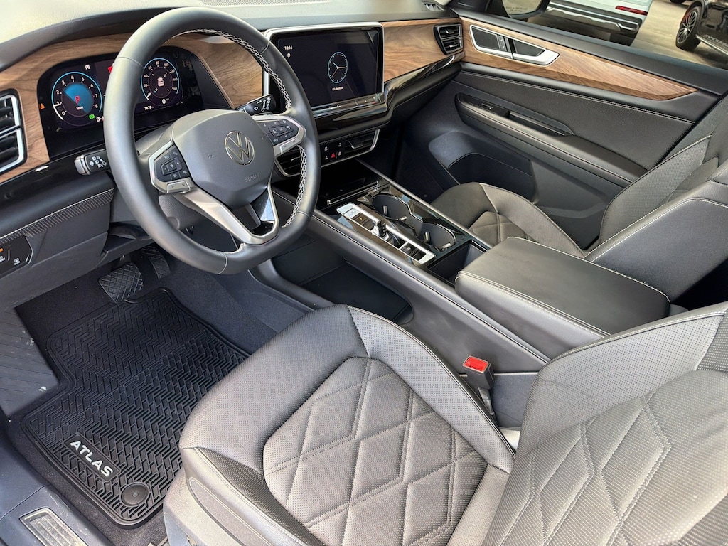 Used 2025 Volkswagen Atlas 2.0T SE w/Technology SUV