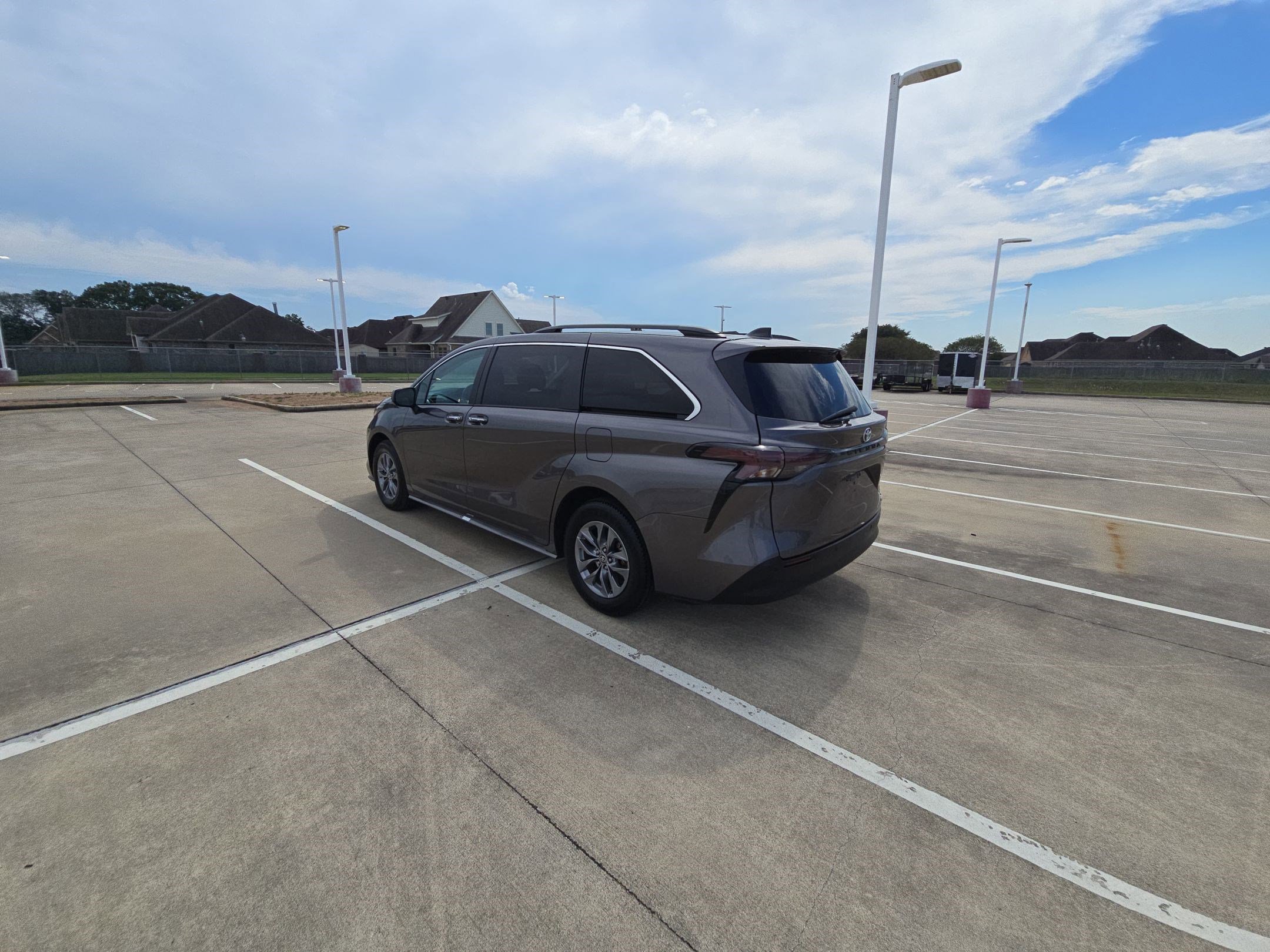 2024 Toyota Sienna XLE photo 2