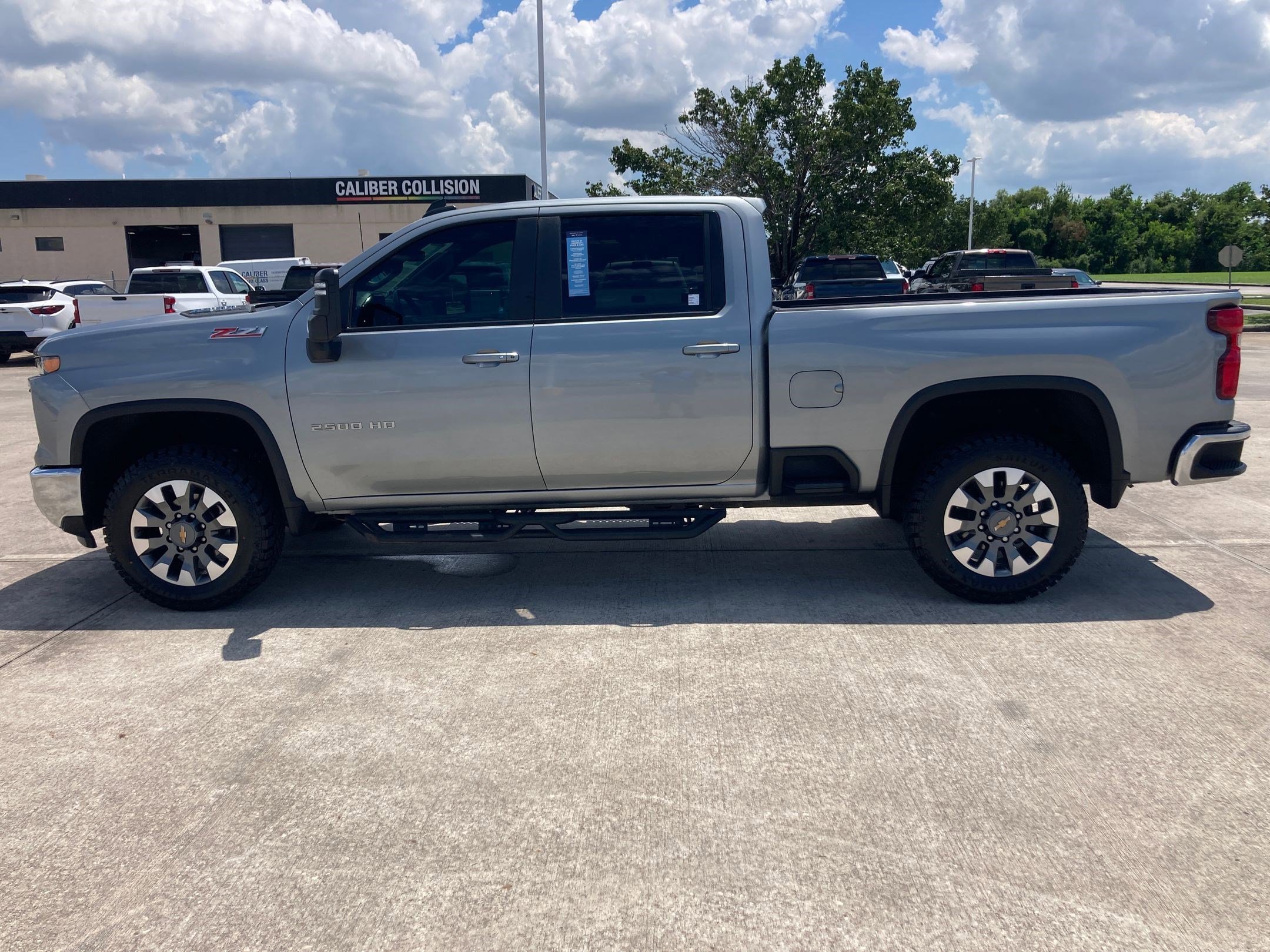 2024 Chevrolet Silverado 2500HD LT photo 2