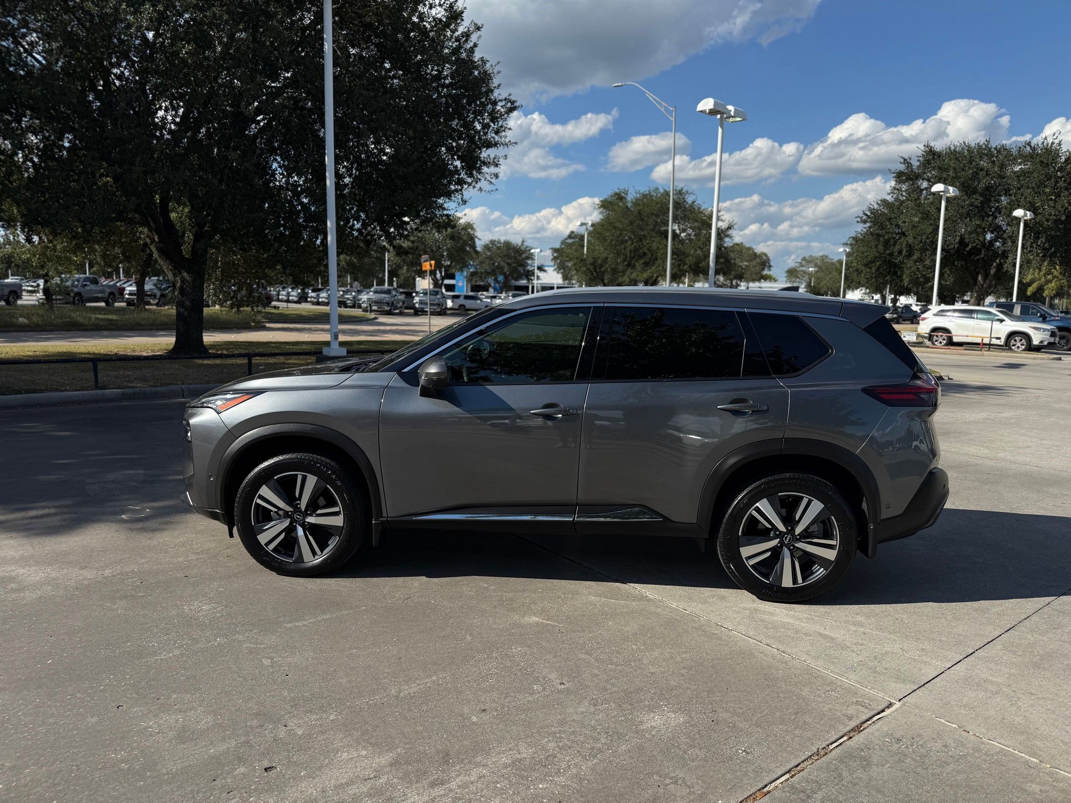 2023 Nissan Rogue SL photo 2