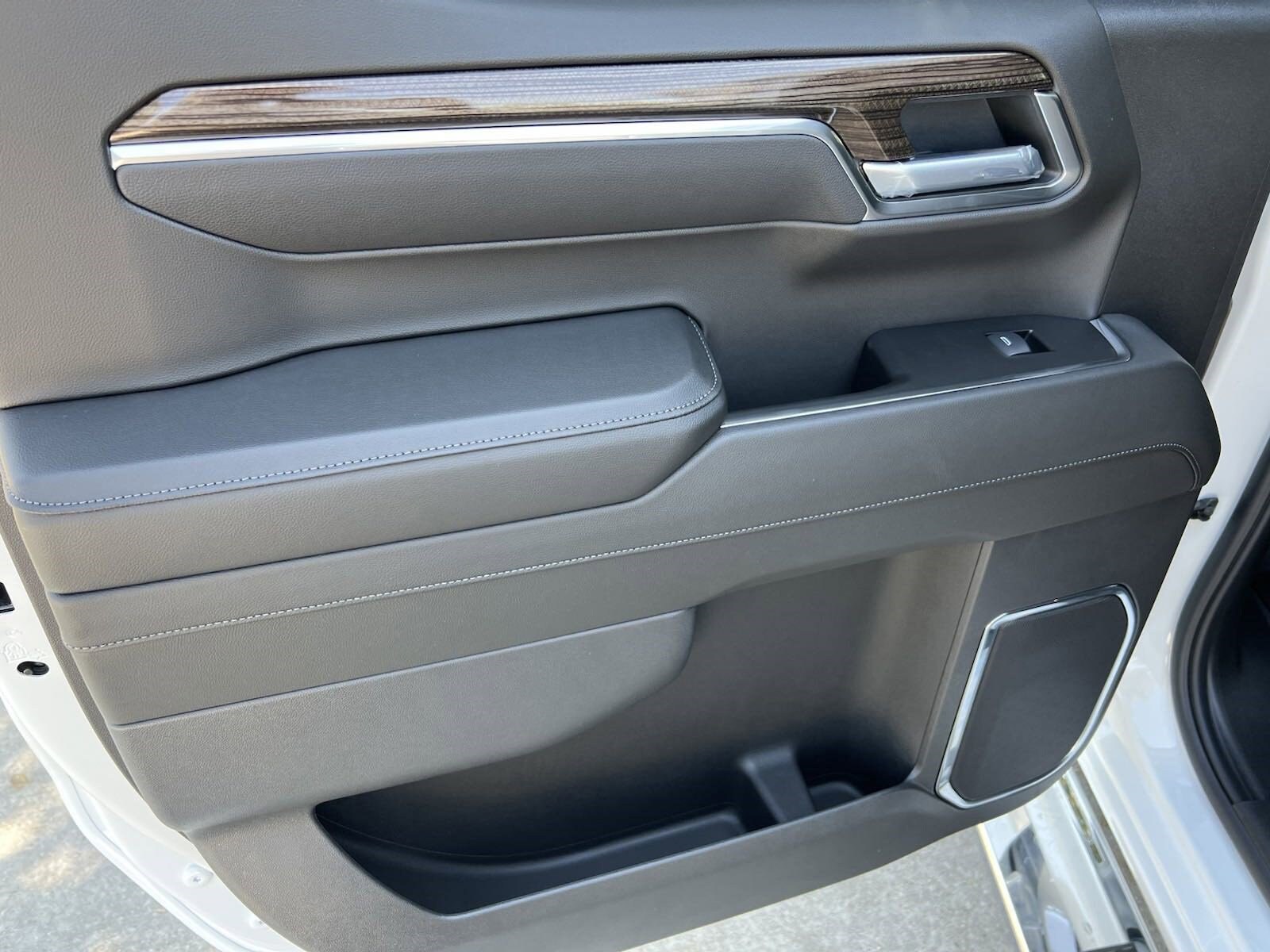 2025 Chevrolet Silverado 1500 RST photo 4