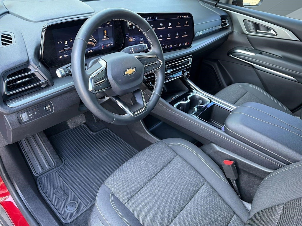 Used 2025 Chevrolet Traverse LT SUV