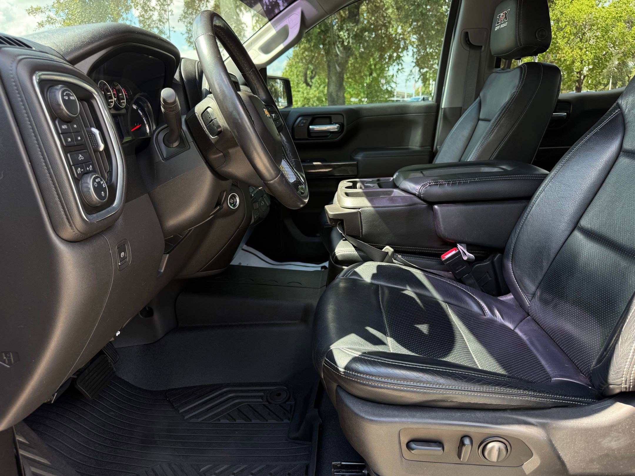 2021 Chevrolet Silverado 1500 LT photo 2