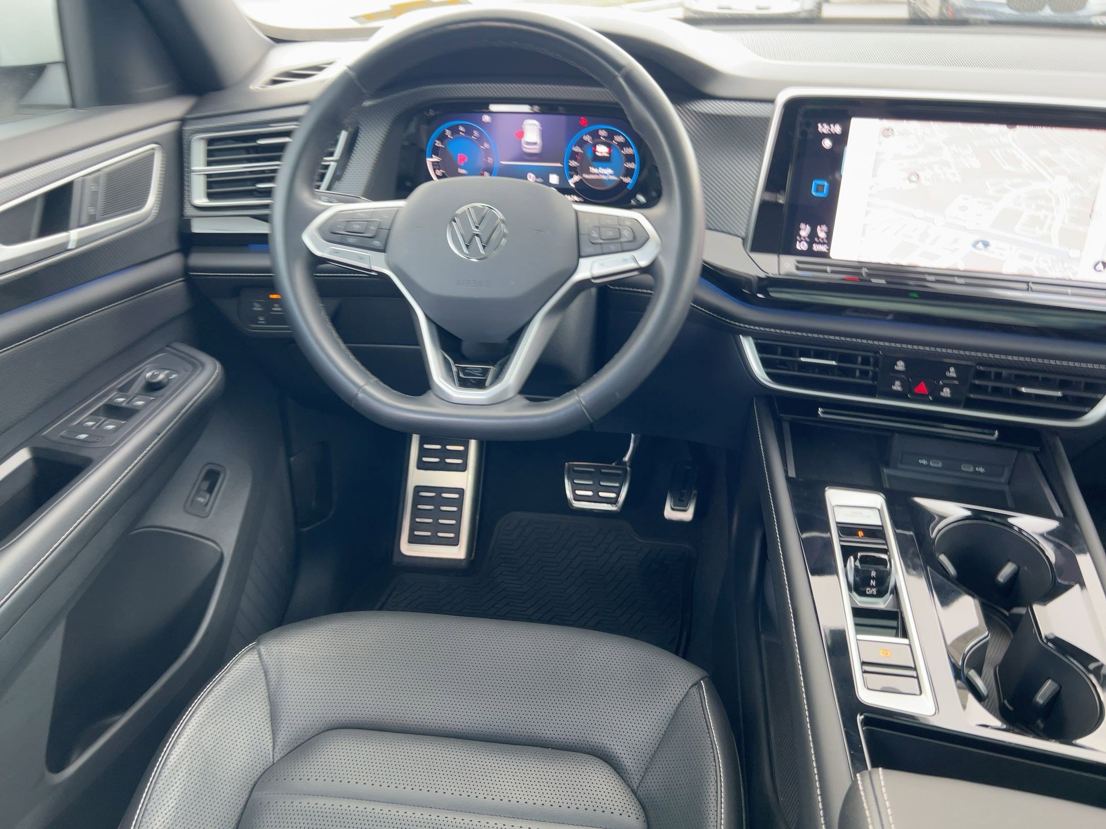 2024 Volkswagen Atlas Cross Sport SEL R-Line photo 3