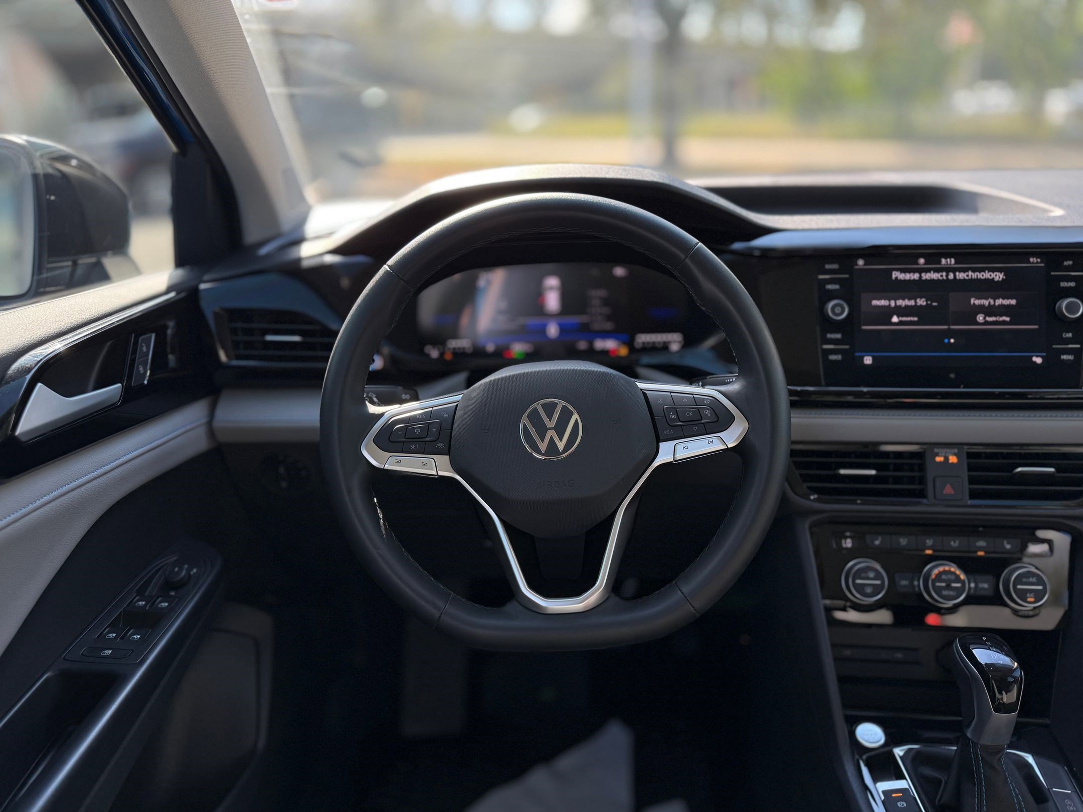 2024 Volkswagen Taos SE photo 4