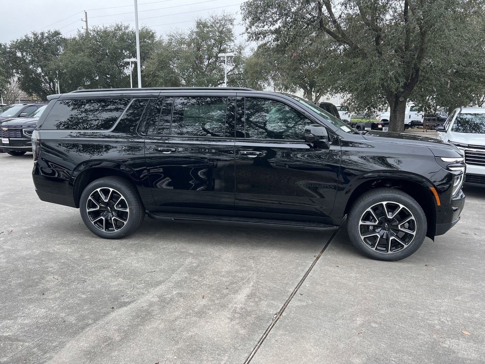2025 Chevrolet Suburban RST photo 2