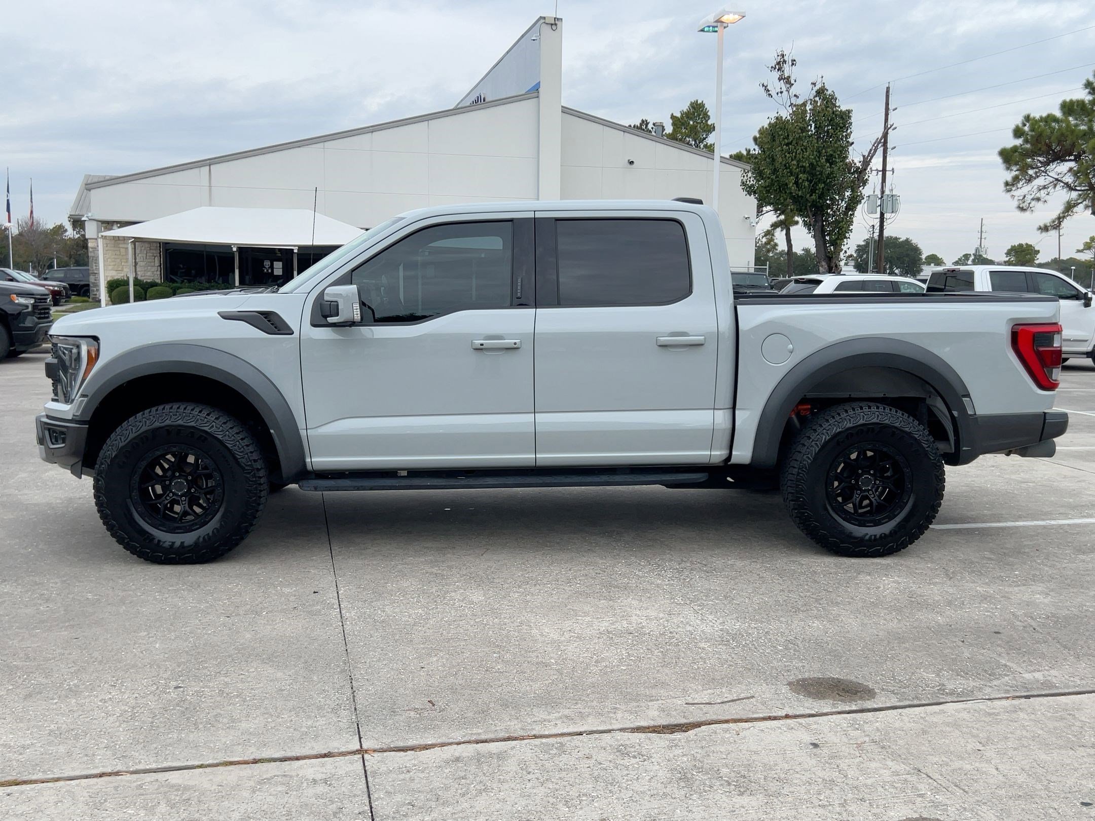 2023 Ford F-150 Raptor photo 2