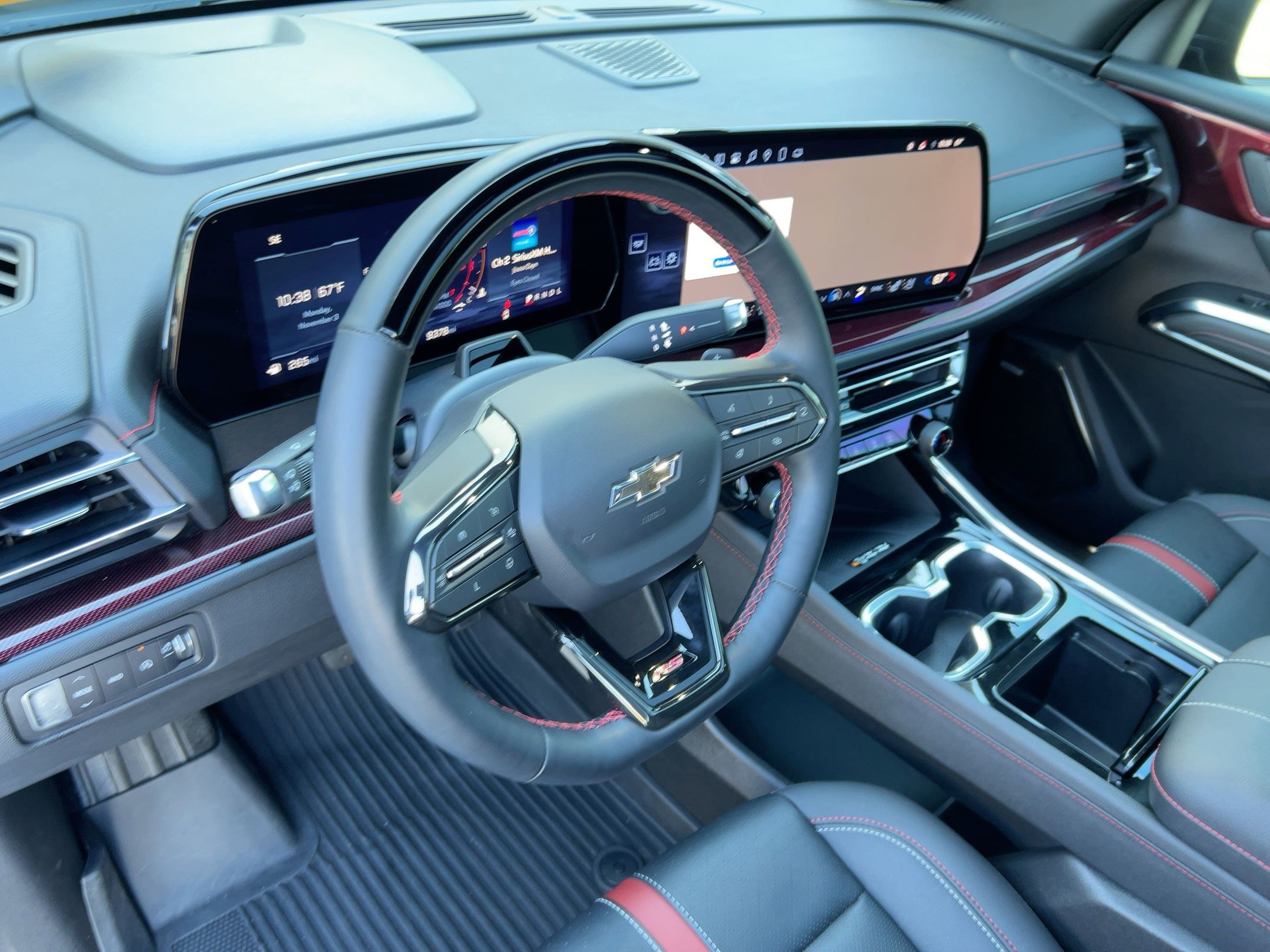 2025 Chevrolet Traverse RS photo 2