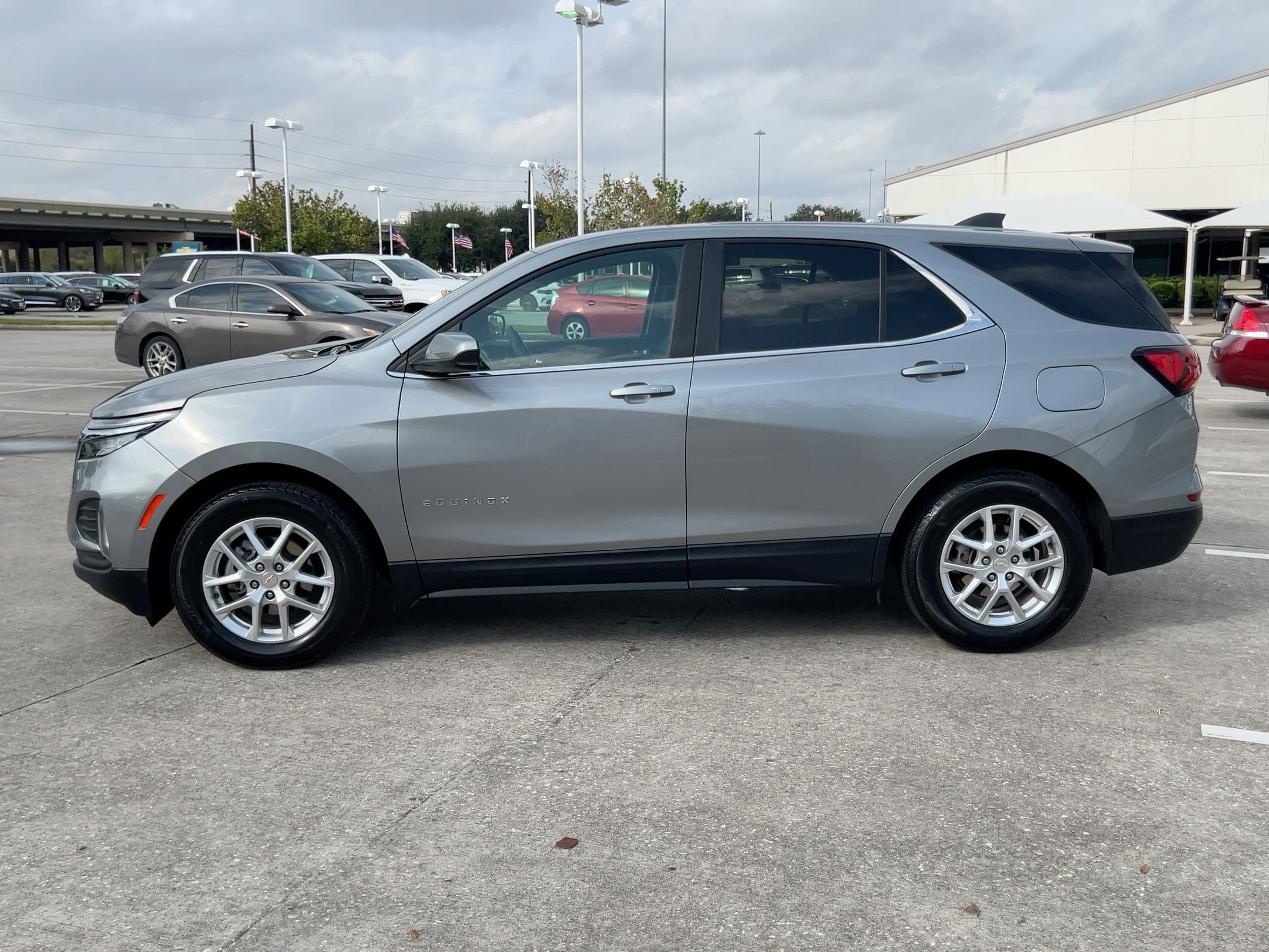 2024 Chevrolet Equinox LT photo 2