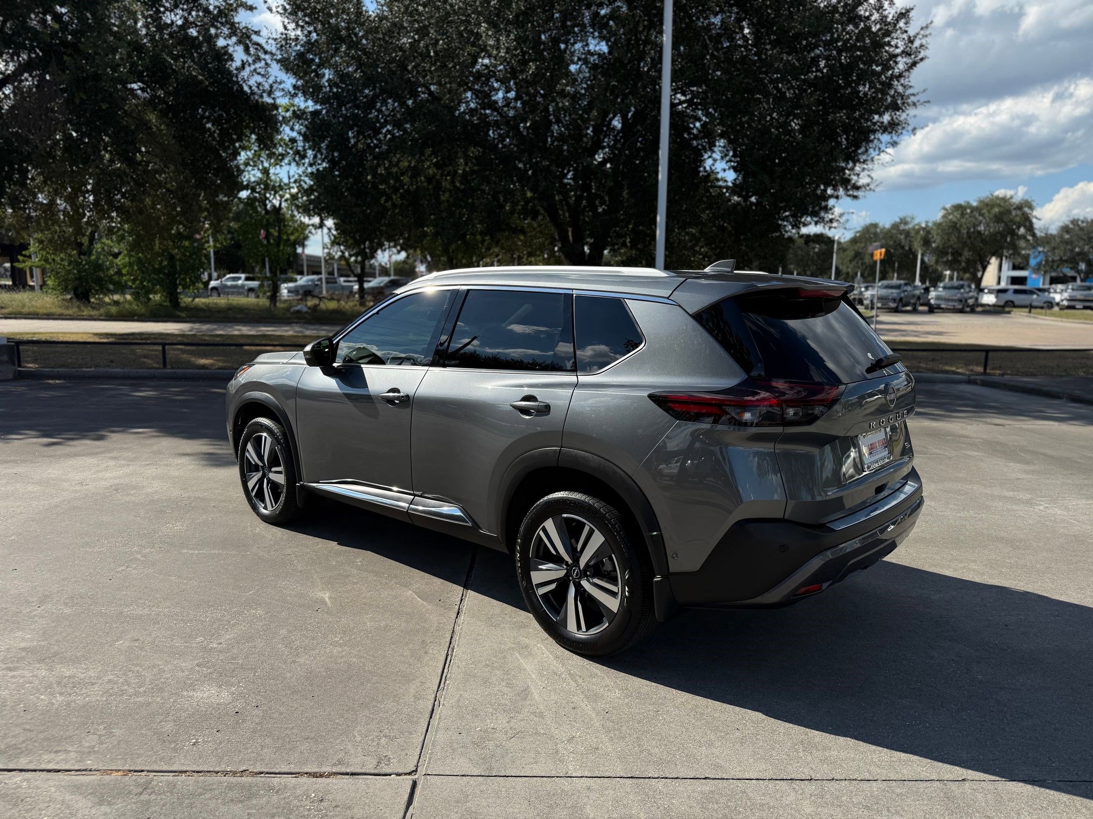 2023 Nissan Rogue SL photo 3