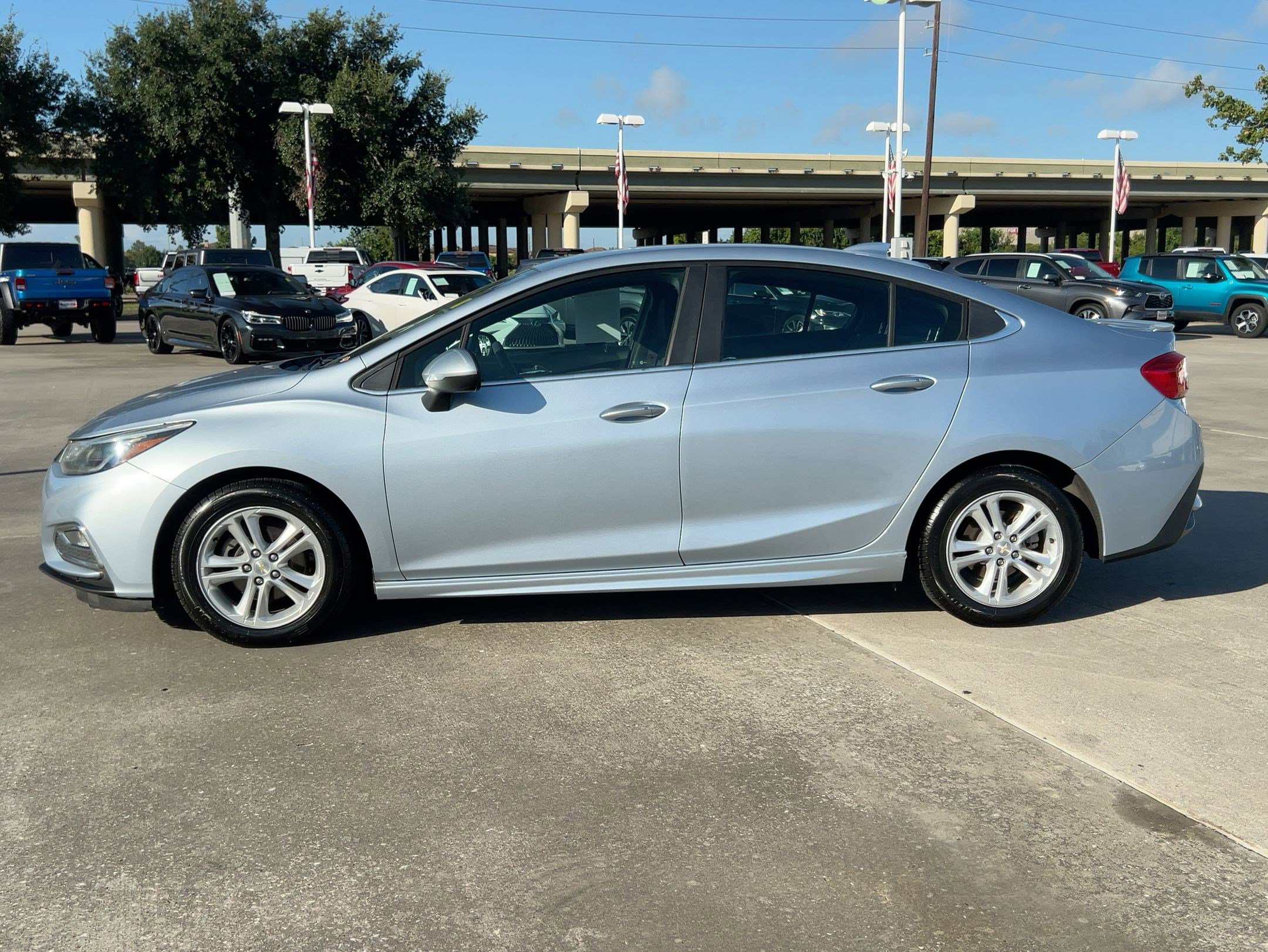 2017 Chevrolet Cruze LT photo 2