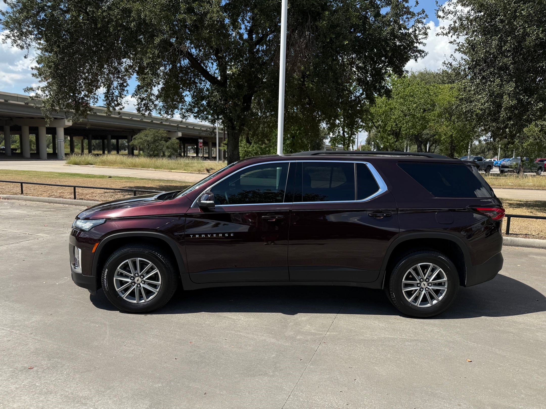 2023 Chevrolet Traverse Cloth photo 2