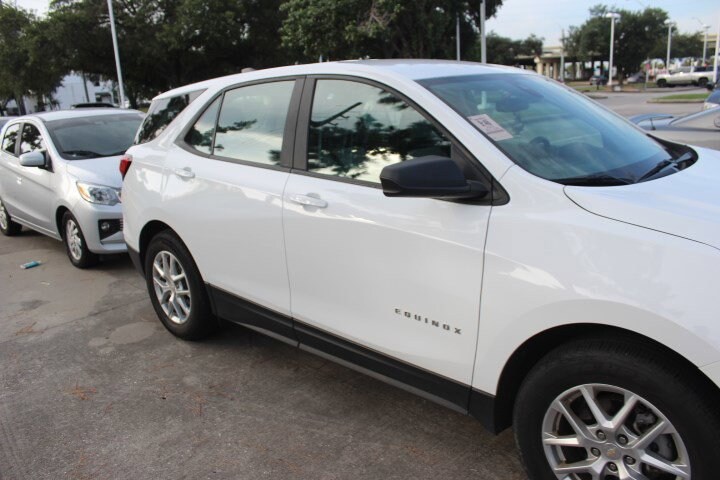 2023 Chevrolet Equinox LS photo 3