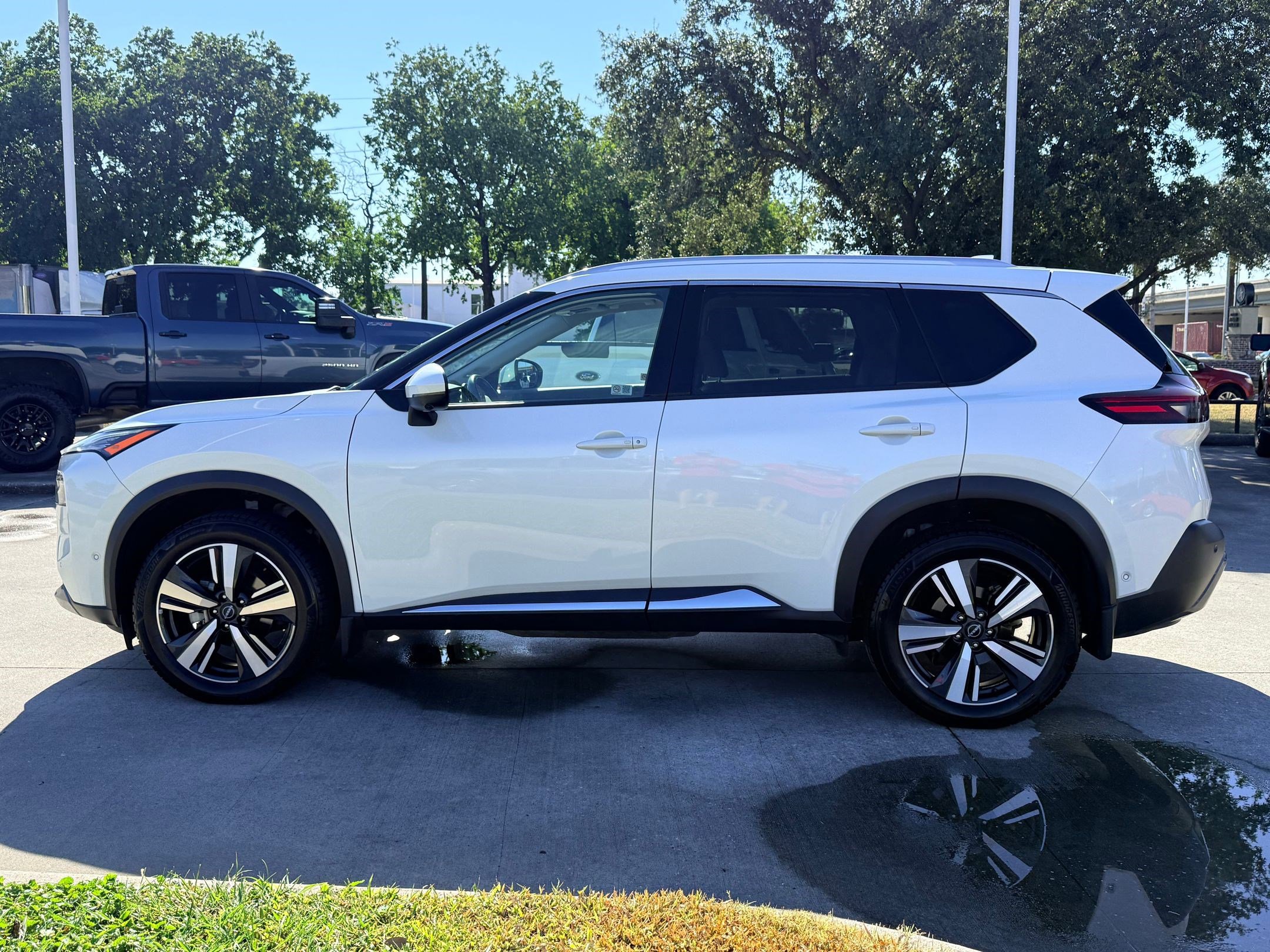 2023 Nissan Rogue SL photo 2