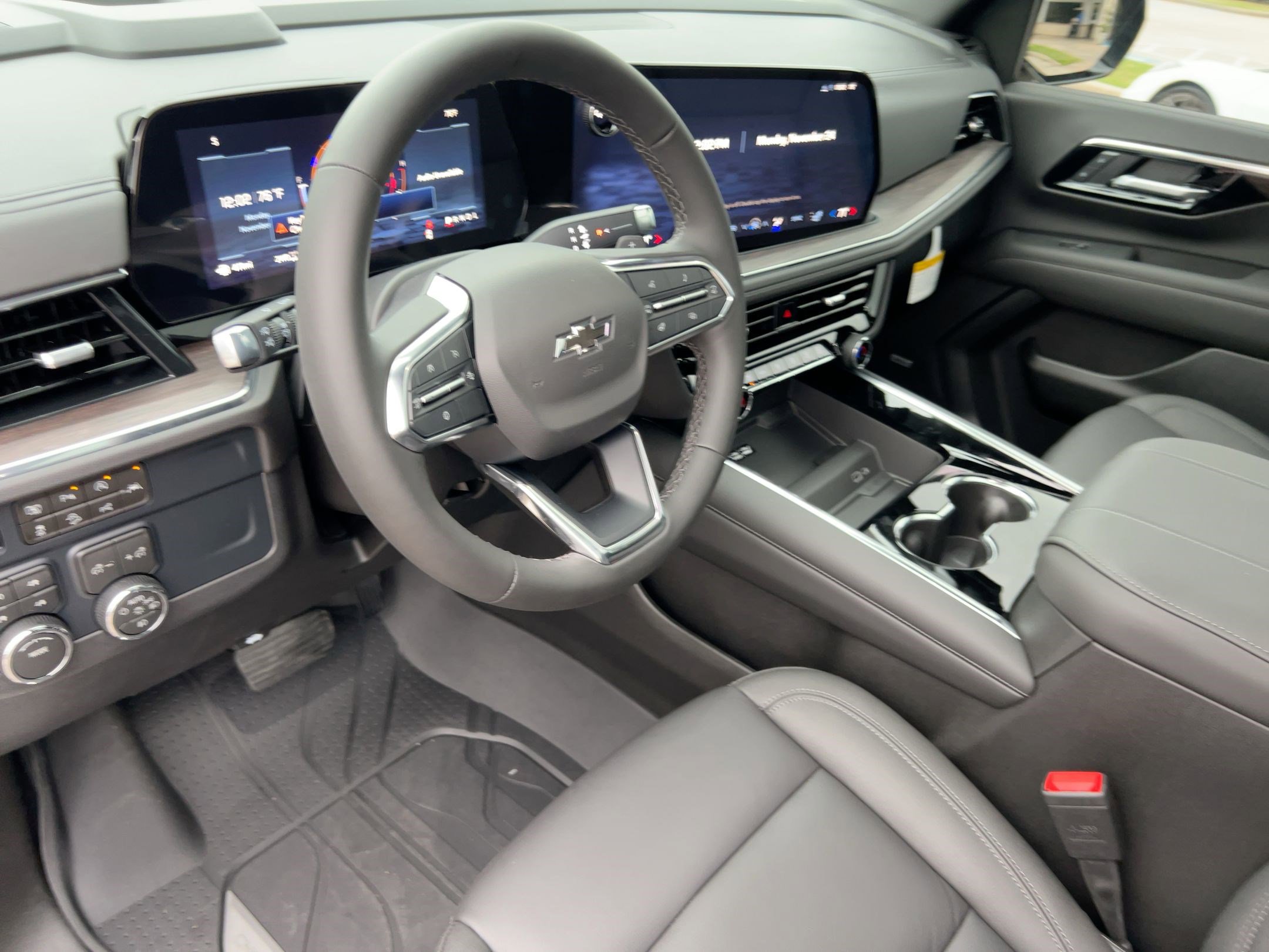 2026 Chevrolet Suburban Z71 photo 4