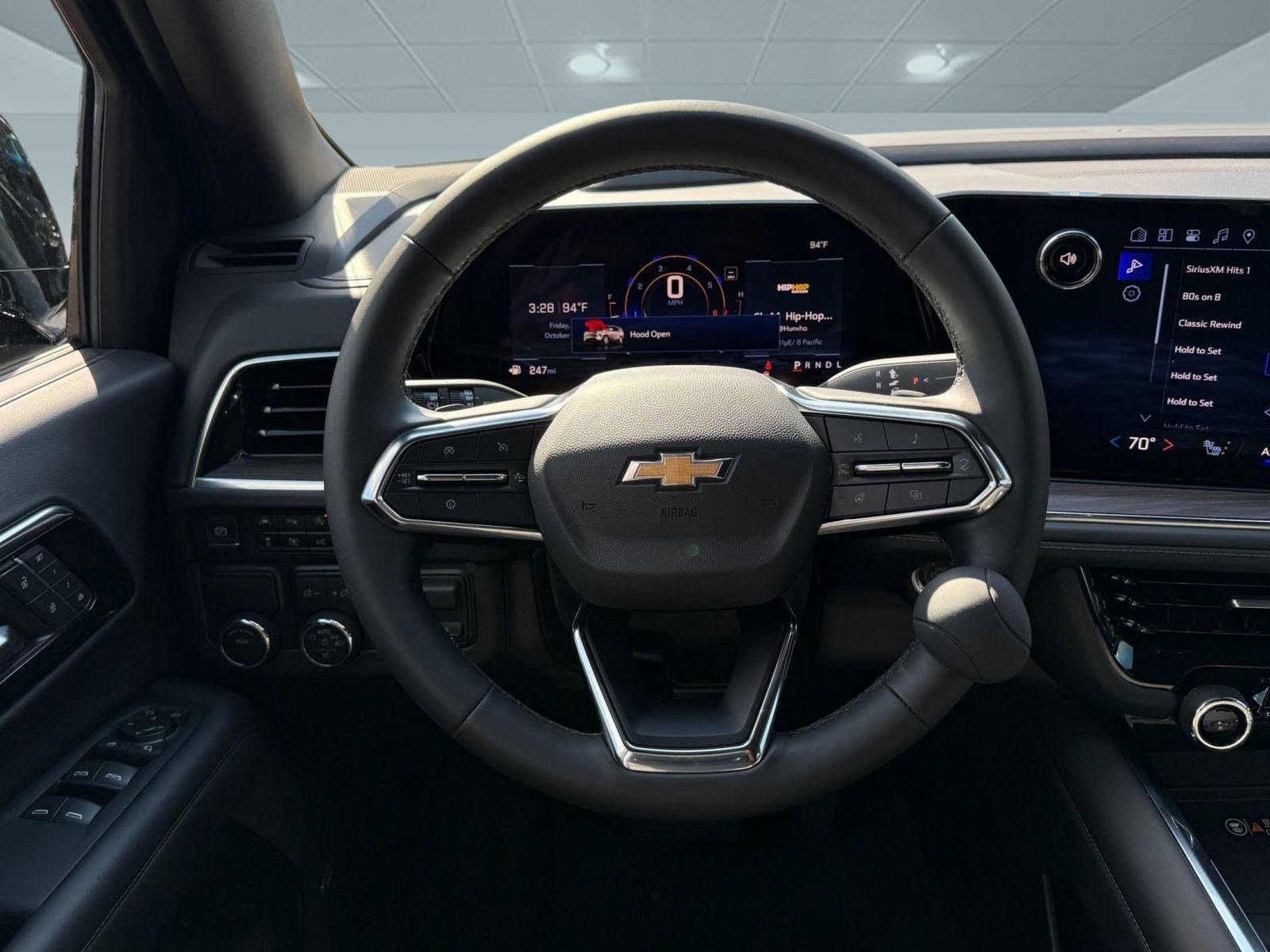 2025 Chevrolet Suburban LT photo 4
