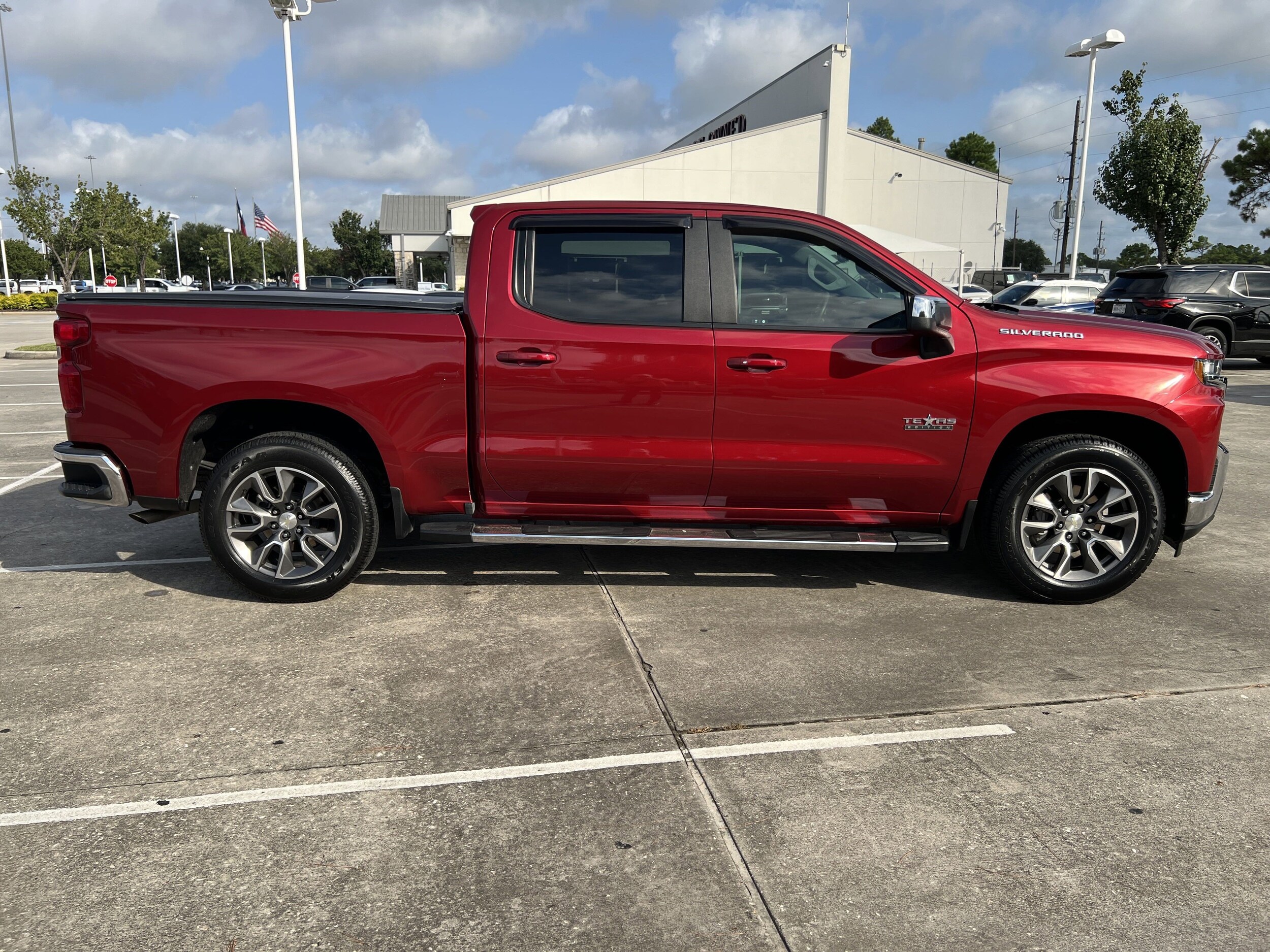 2020 Chevrolet Silverado 1500 LT photo 2