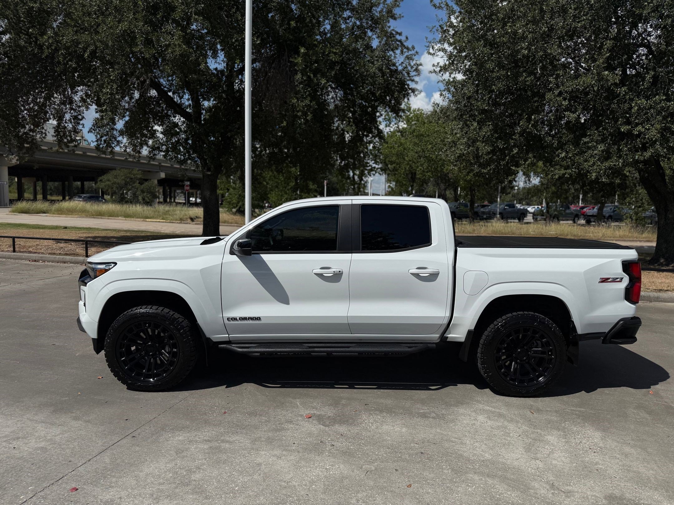 2023 Chevrolet Colorado Z71 photo 2