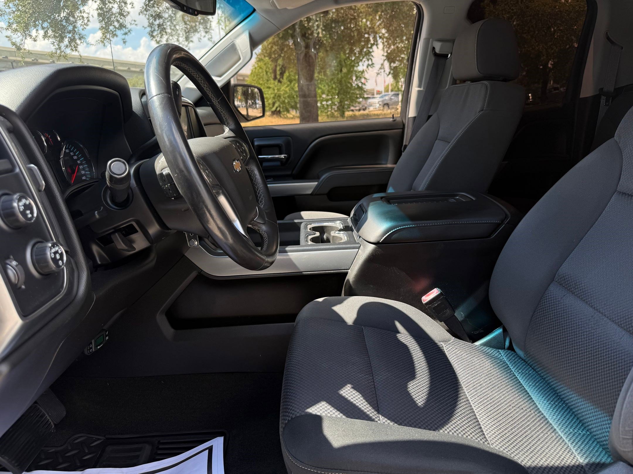 2017 Chevrolet Silverado 1500 LT photo 3