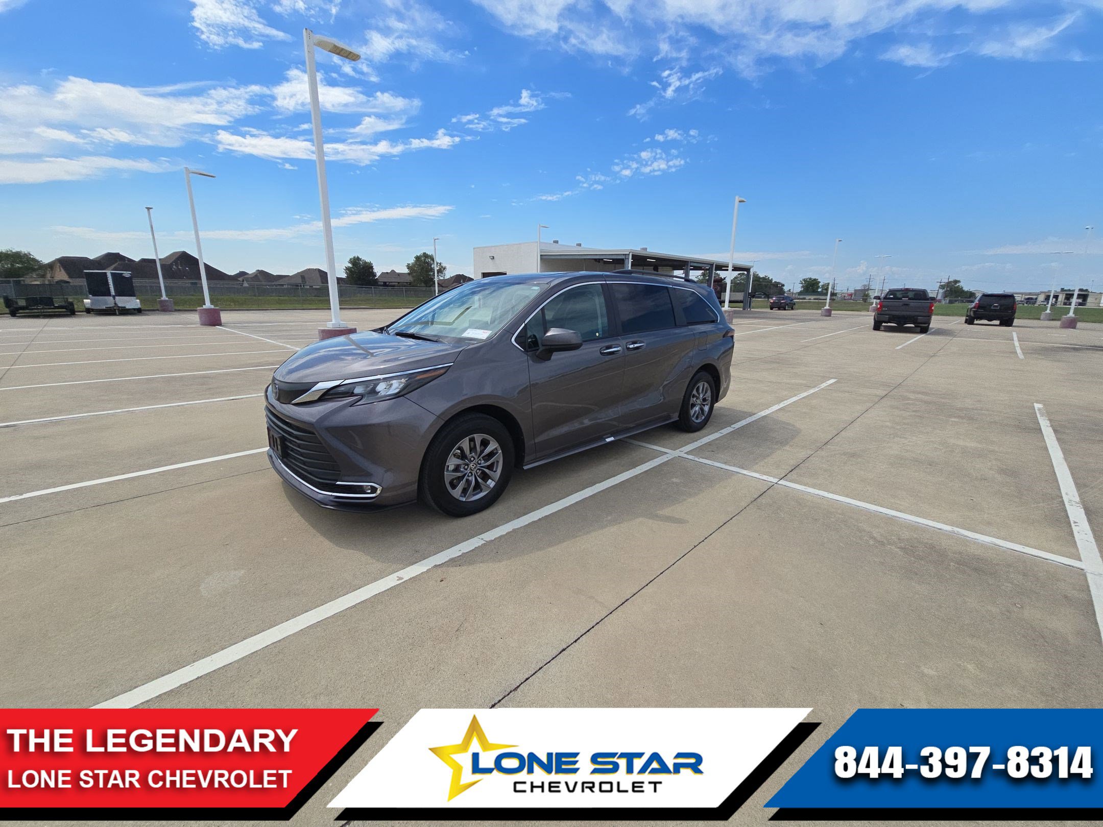 2024 Toyota Sienna XLE's photo