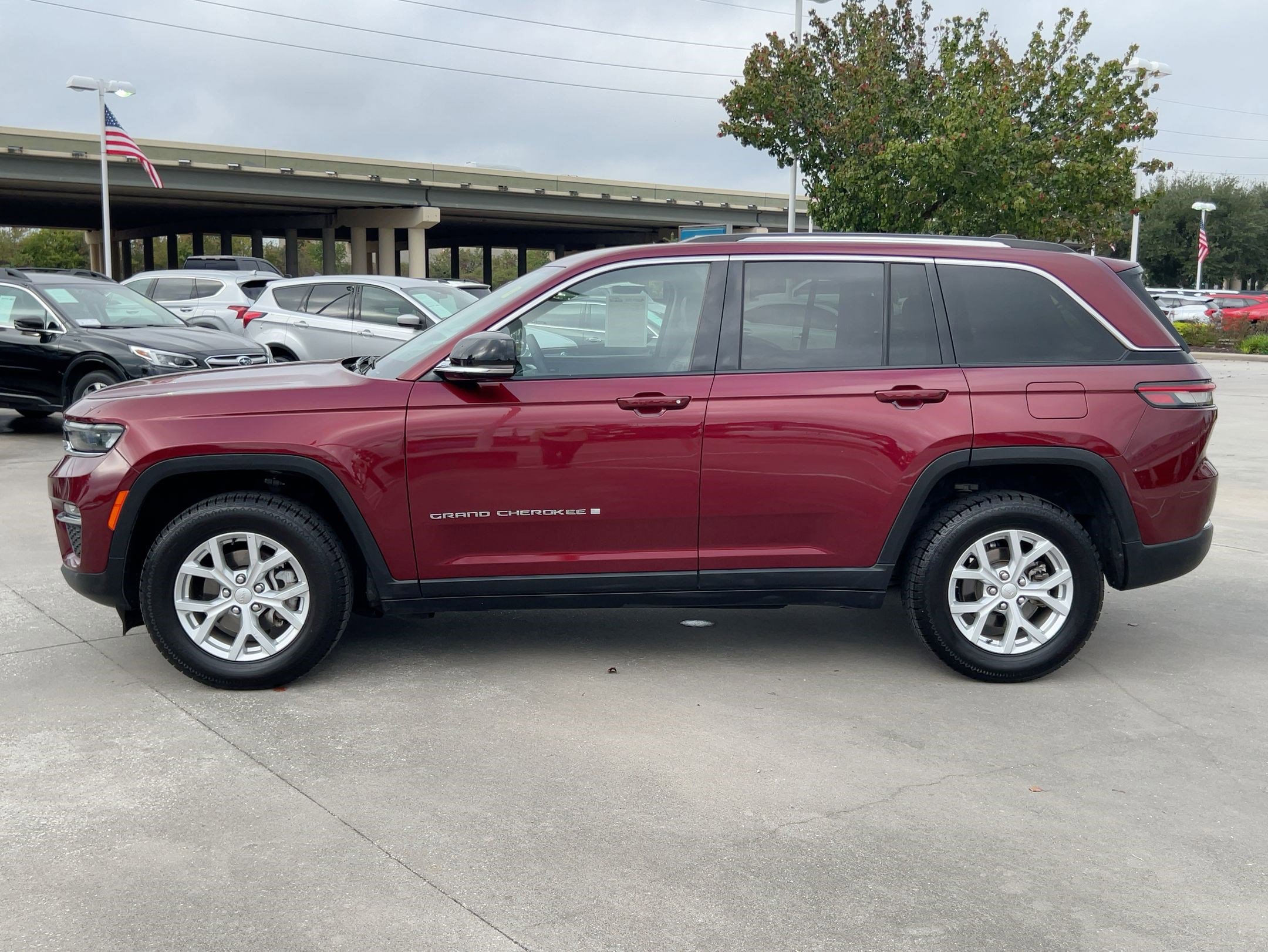 2023 Jeep Grand Cherokee Limited photo 2