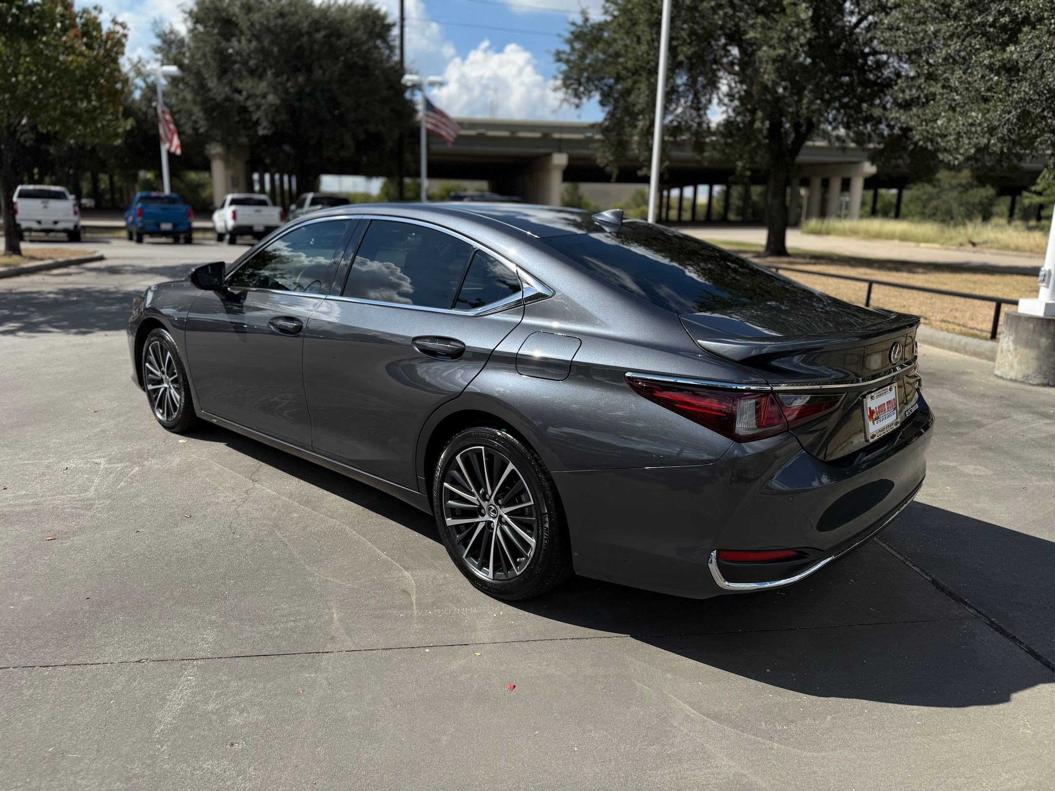 2025 Lexus ES 300h photo 3
