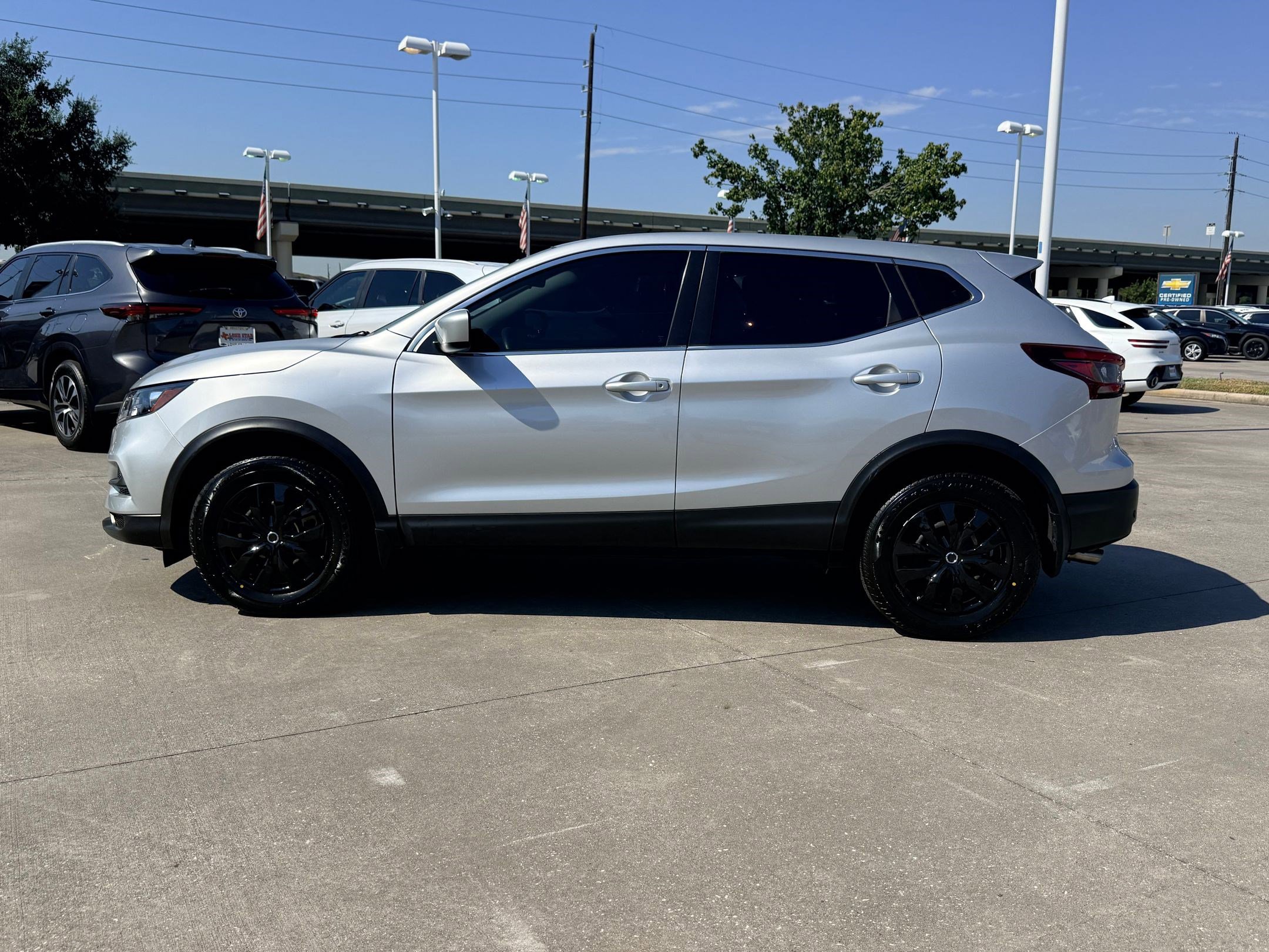 2020 Nissan Rogue Sport S photo 2