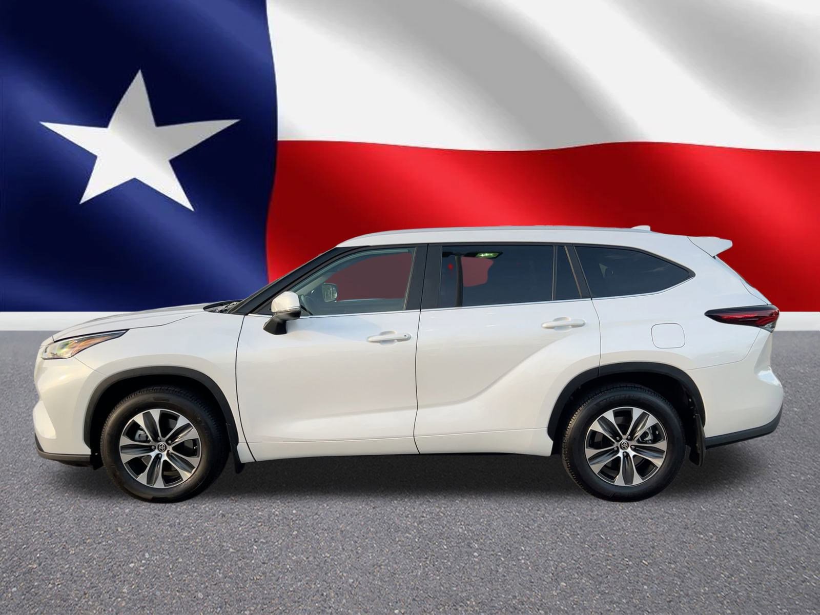 2025 Toyota Highlander LE photo 2