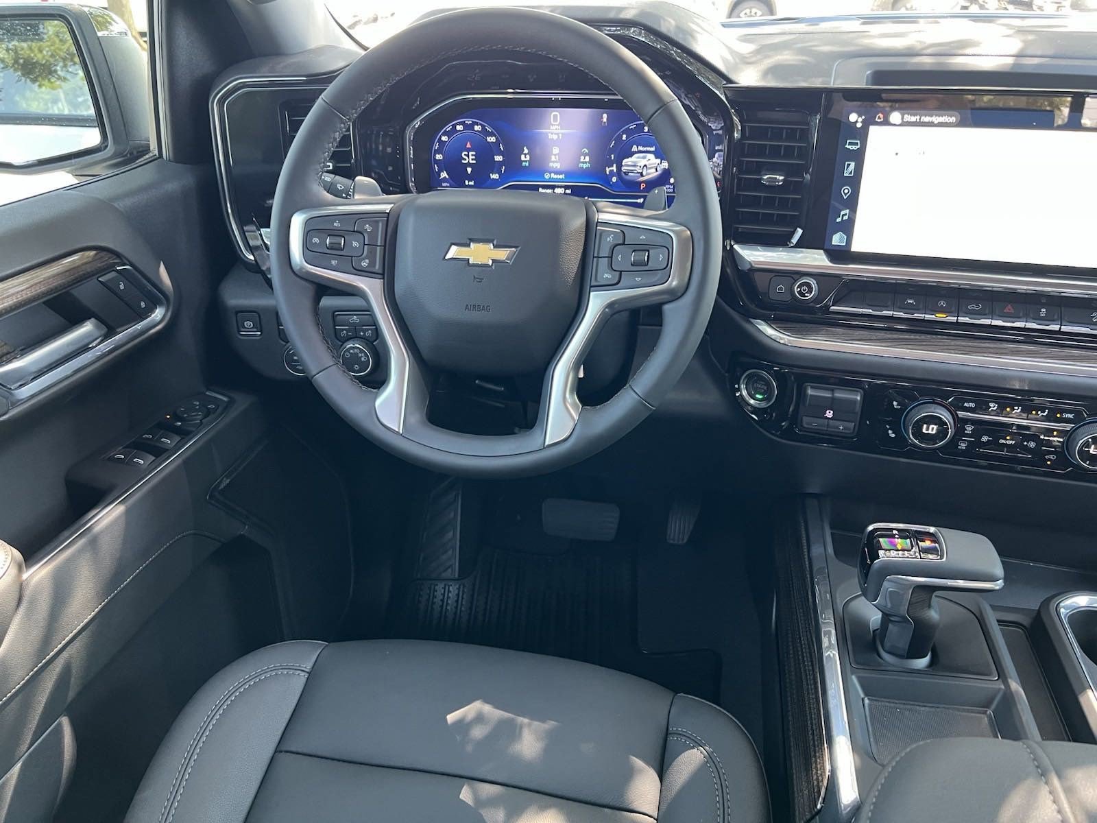 2025 Chevrolet Silverado 1500 LT photo 4