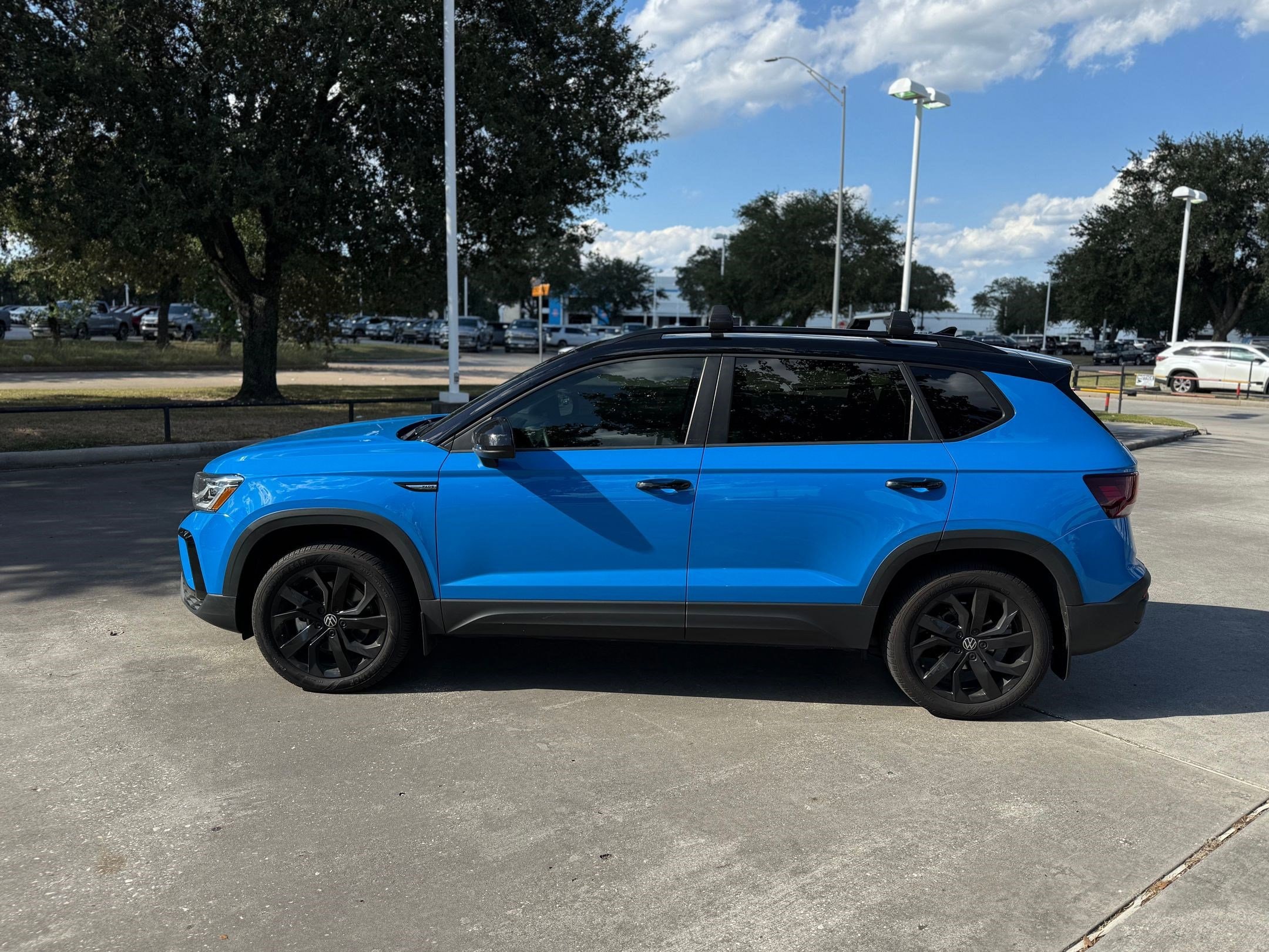 2024 Volkswagen Taos SE photo 2