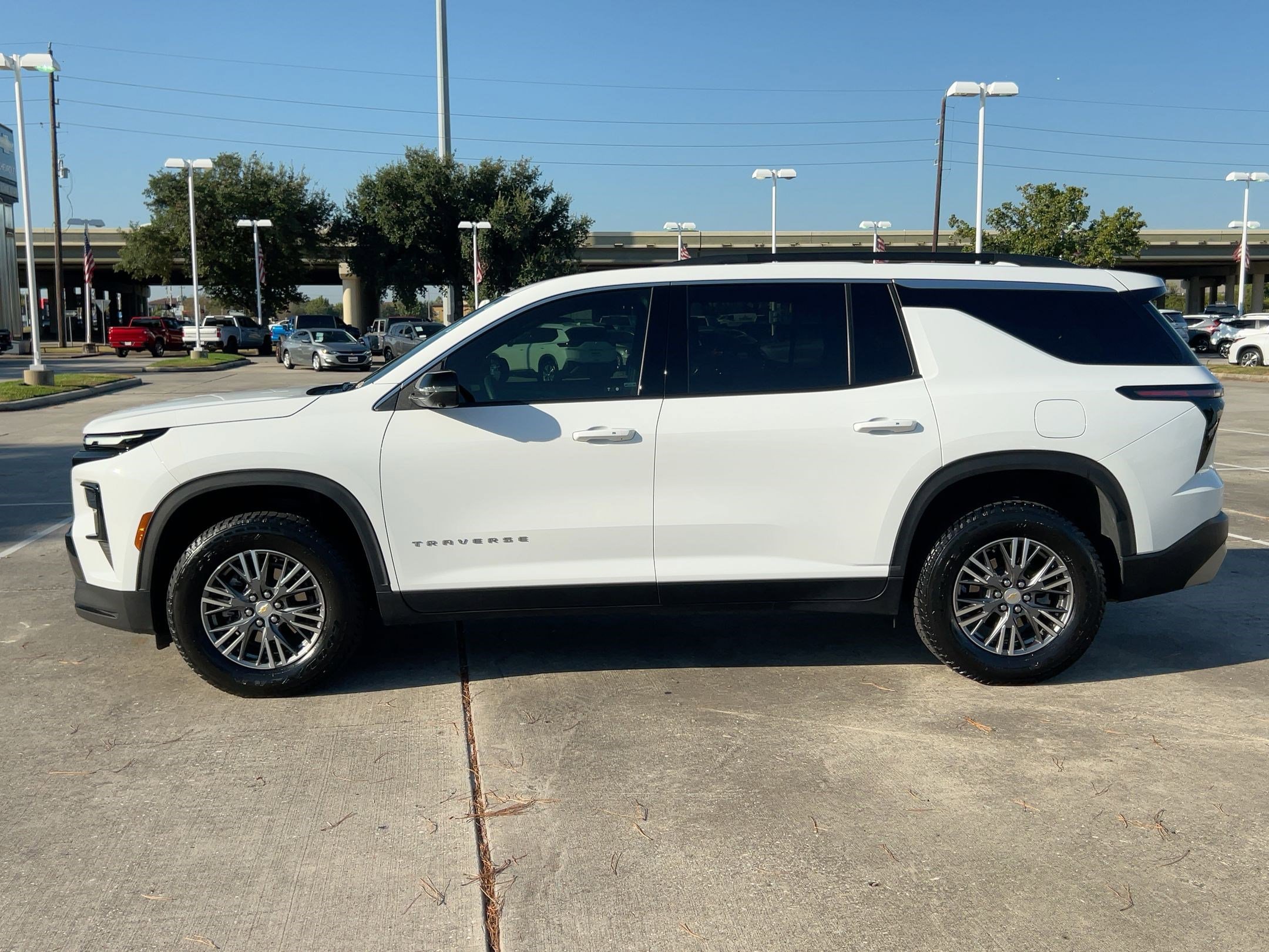 2024 Chevrolet Traverse photo 2