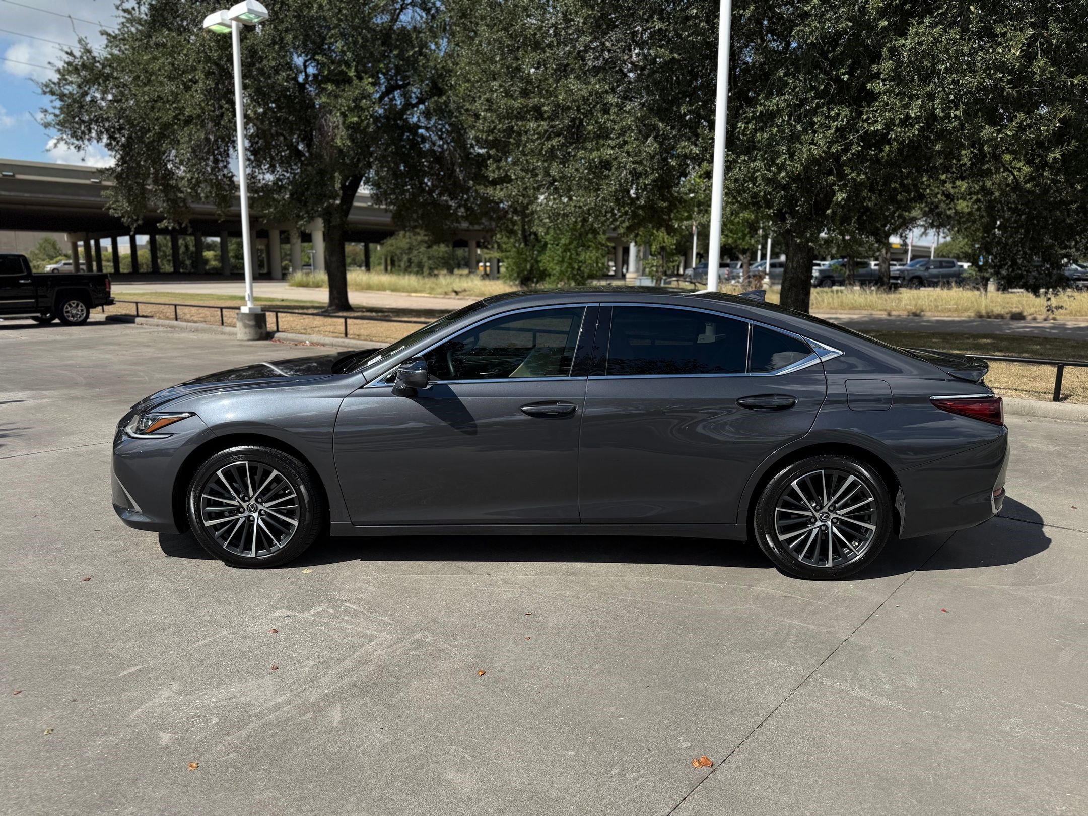 2025 Lexus ES 300h photo 2