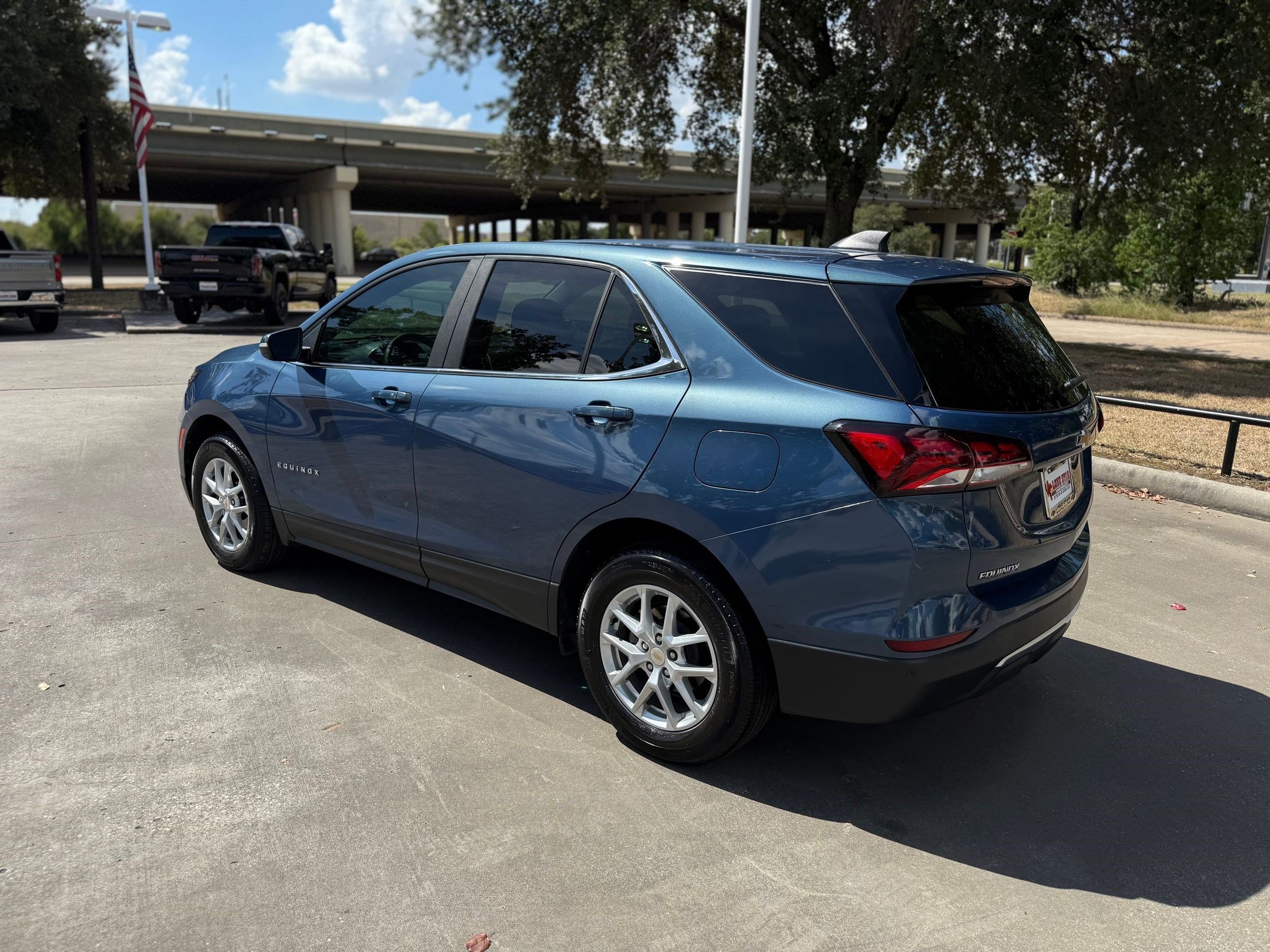 2024 Chevrolet Equinox LT photo 2