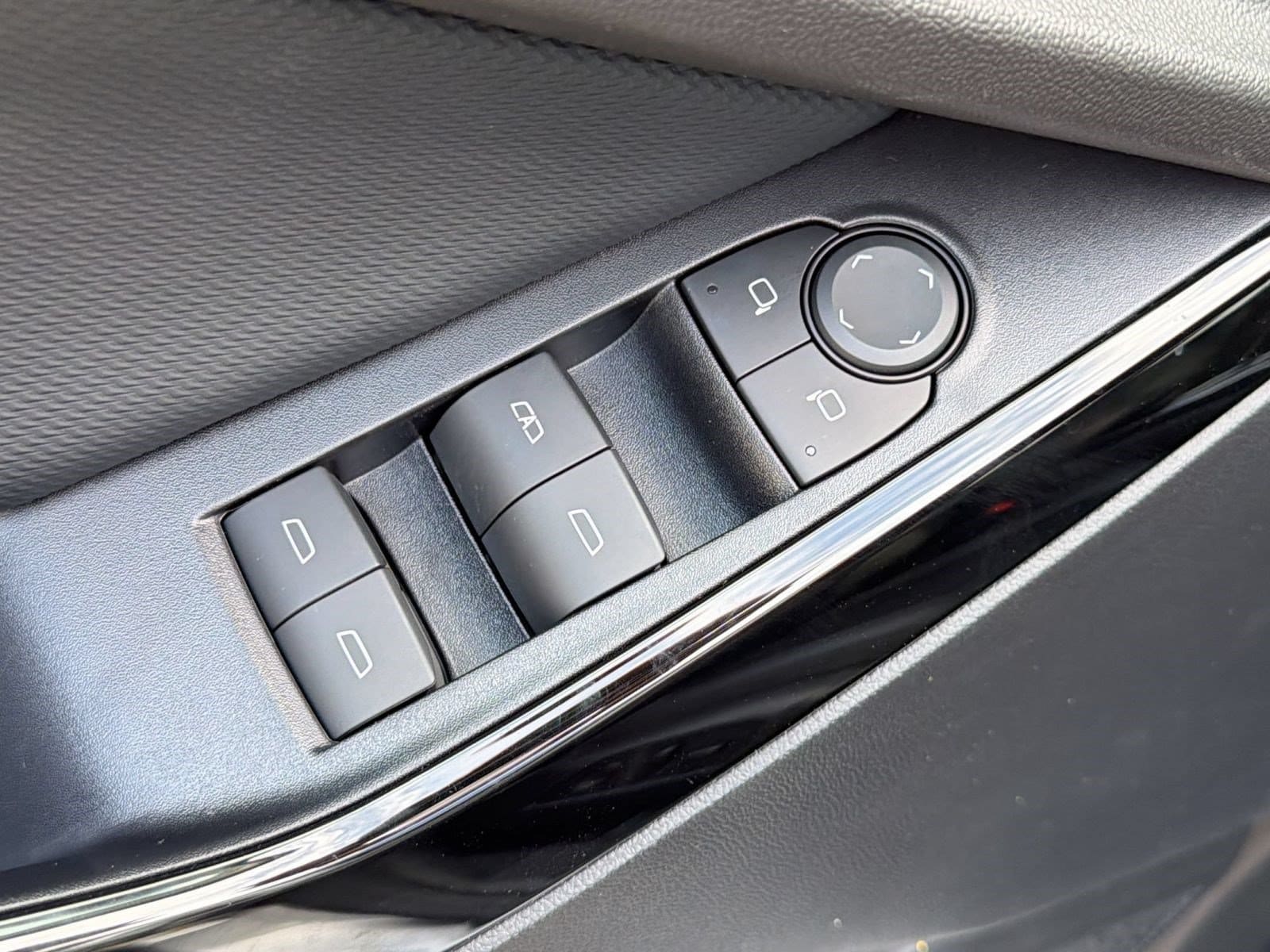 2027 Chevrolet Equinox LT - Photo 25