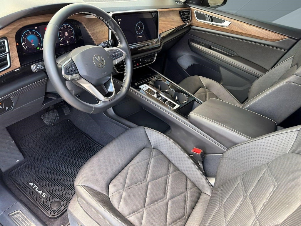 Used 2025 Volkswagen Atlas 2.0T SE w/Technology SUV