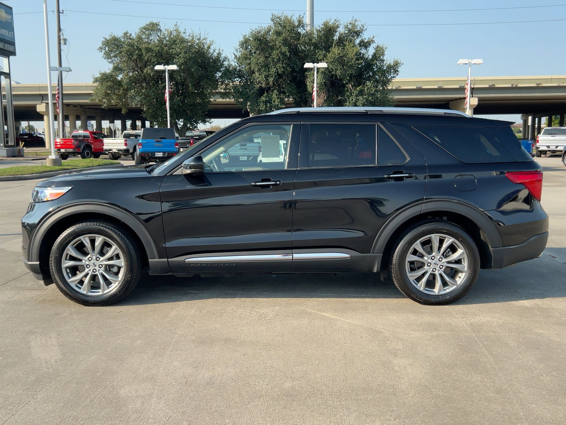 2023 Ford Explorer Limited photo 2
