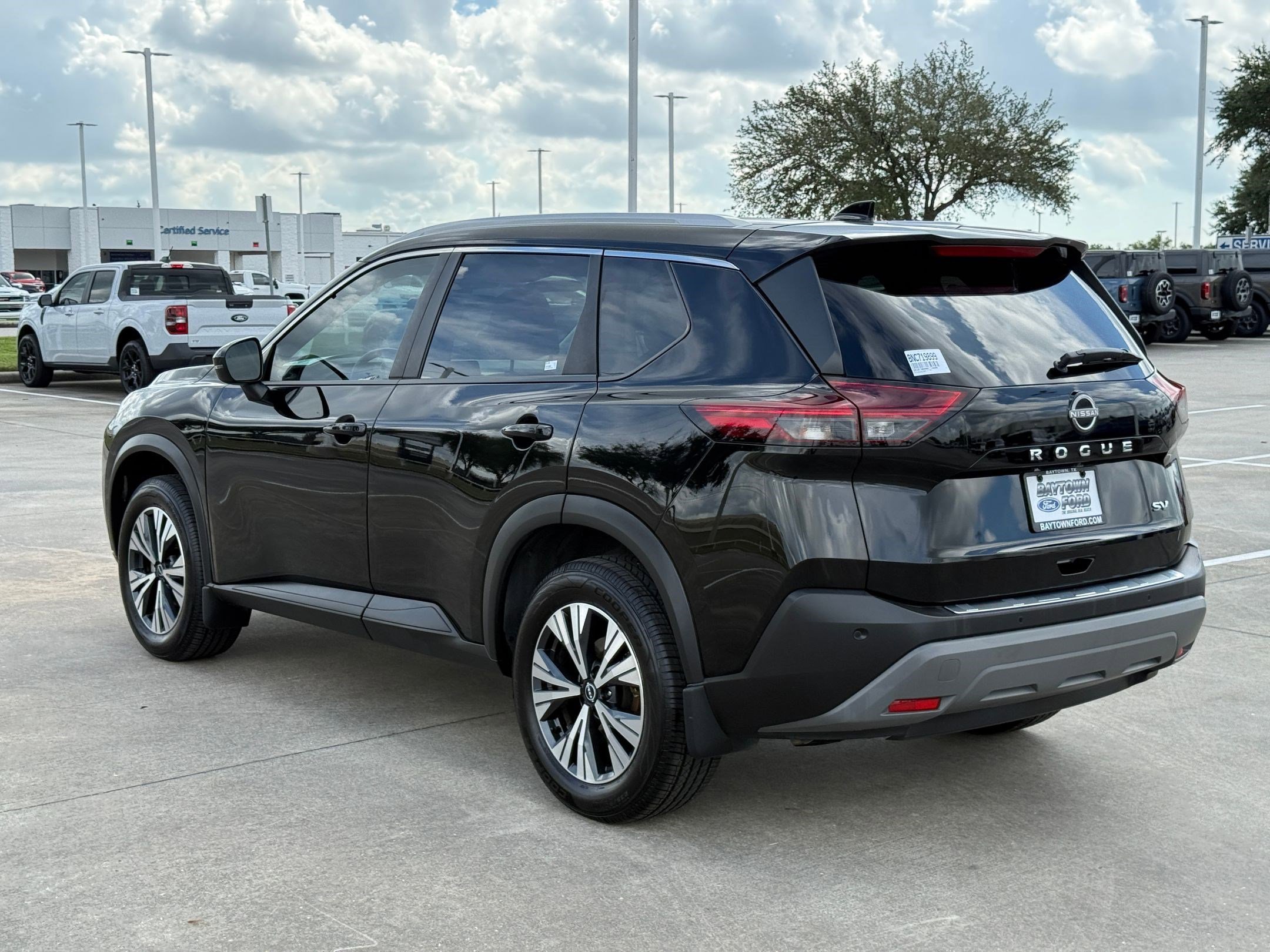 2022 Nissan Rogue SV photo 3