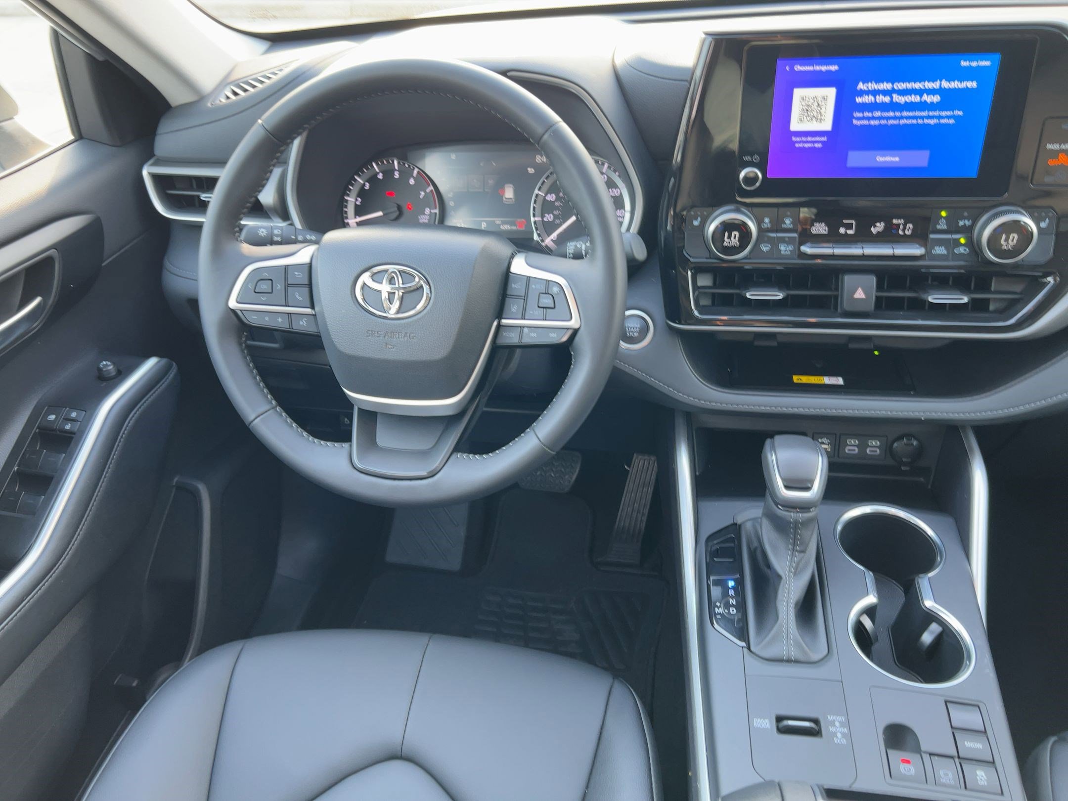 2025 Toyota Highlander LE photo 4
