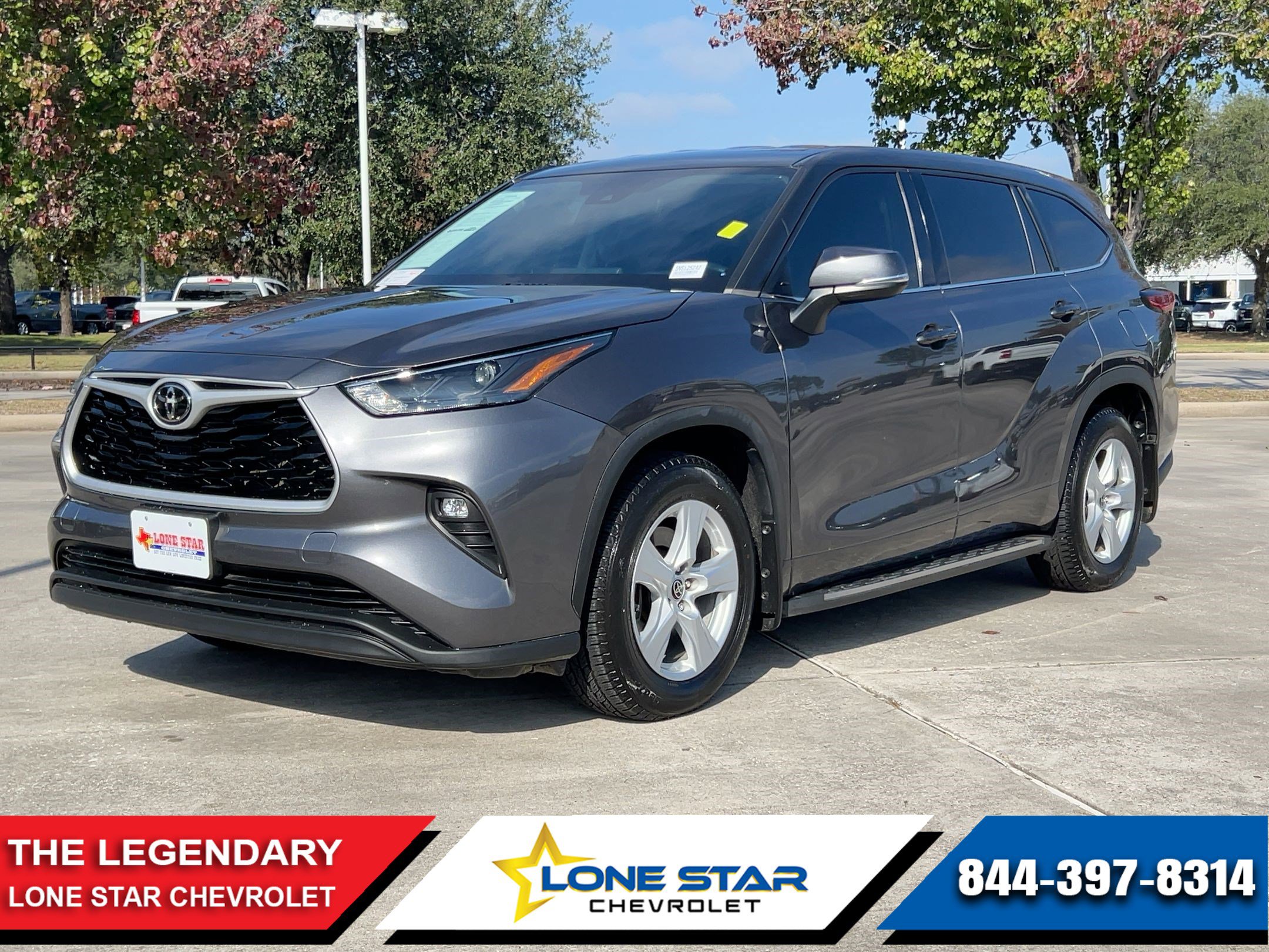 2022 Toyota Highlander LE's photo