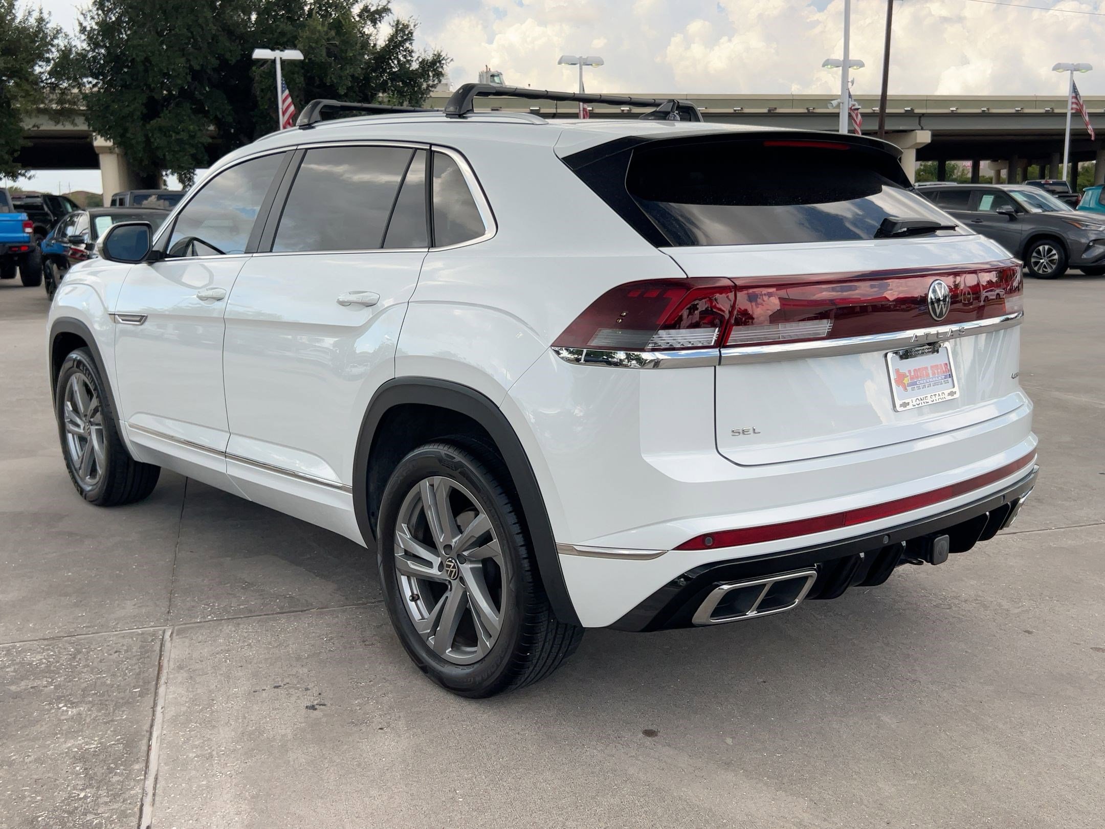 2024 Volkswagen Atlas Cross Sport SEL R-Line photo 2