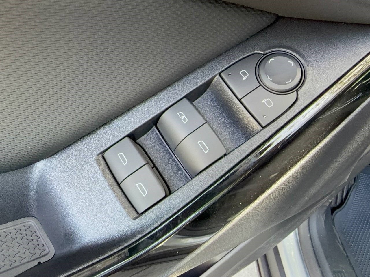 2027 Chevrolet Equinox LT - Photo 28