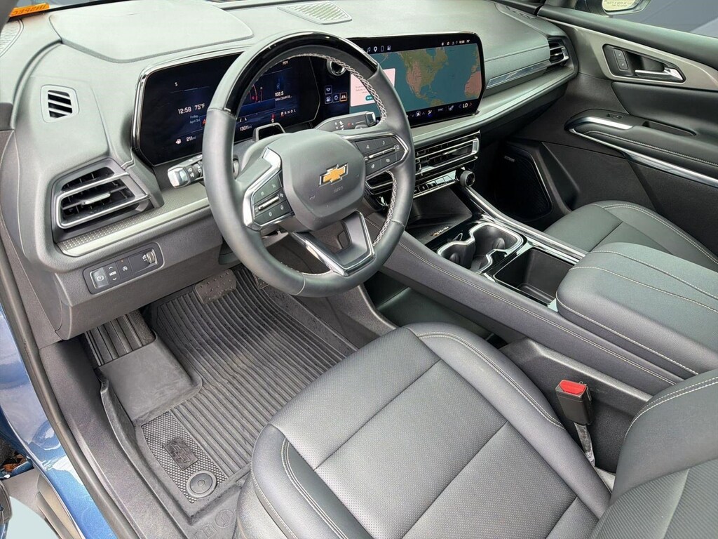 Used 2025 Chevrolet Traverse LT SUV