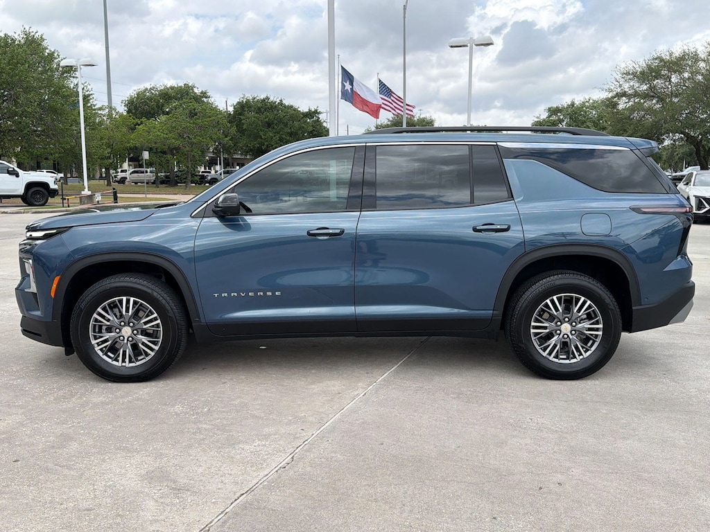 Used 2025 Chevrolet Traverse LT SUV
